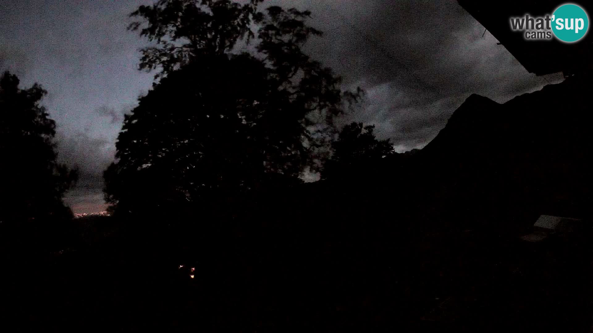 Cámara en vivo de la cabaña de montaña Planina Razor (1315) | vista hacia Tolminski Migovec