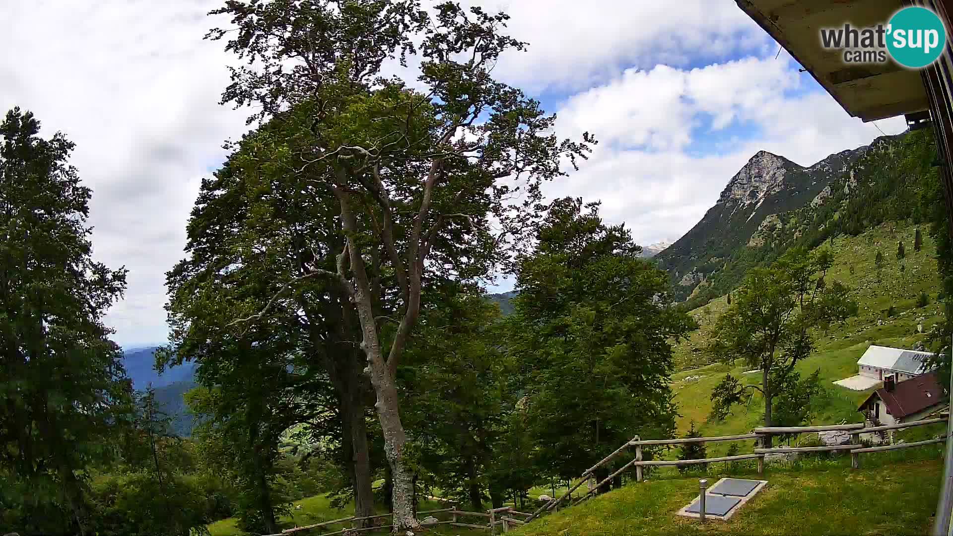 Cámara en vivo de la cabaña de montaña Planina Razor (1315) | vista hacia Tolminski Migovec