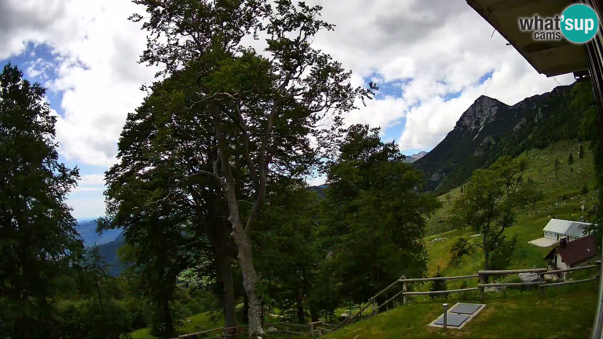 Cámara en vivo de la cabaña de montaña Planina Razor (1315) | vista hacia Tolminski Migovec