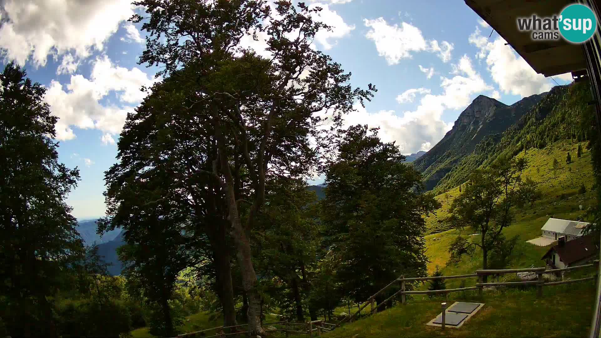 Baita di montagna Planina Razor webcam (1315) | vista su Tolminski Migovec