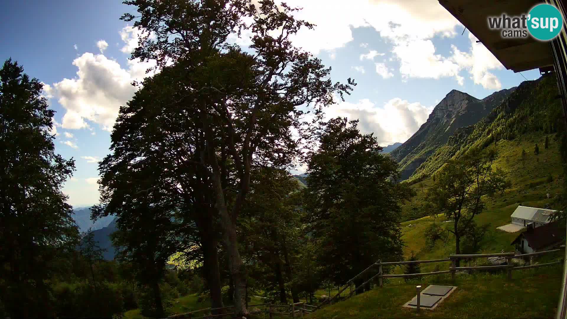 Baita di montagna Planina Razor webcam (1315) | vista su Tolminski Migovec