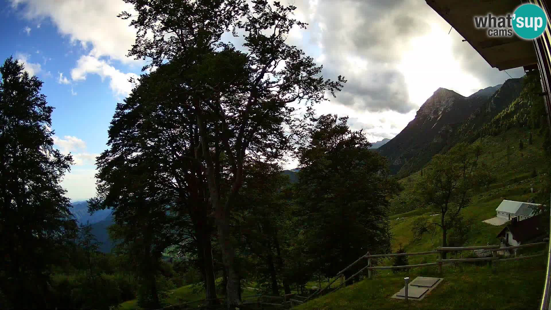 Planina Razor Bergütte Webcam (1315) | Blick auf Tolminski Migovec