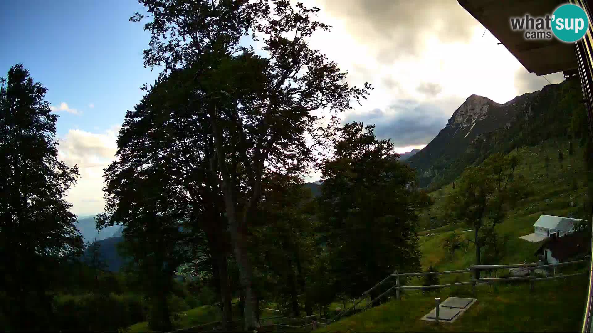 Cámara en vivo de la cabaña de montaña Planina Razor (1315) | vista hacia Tolminski Migovec