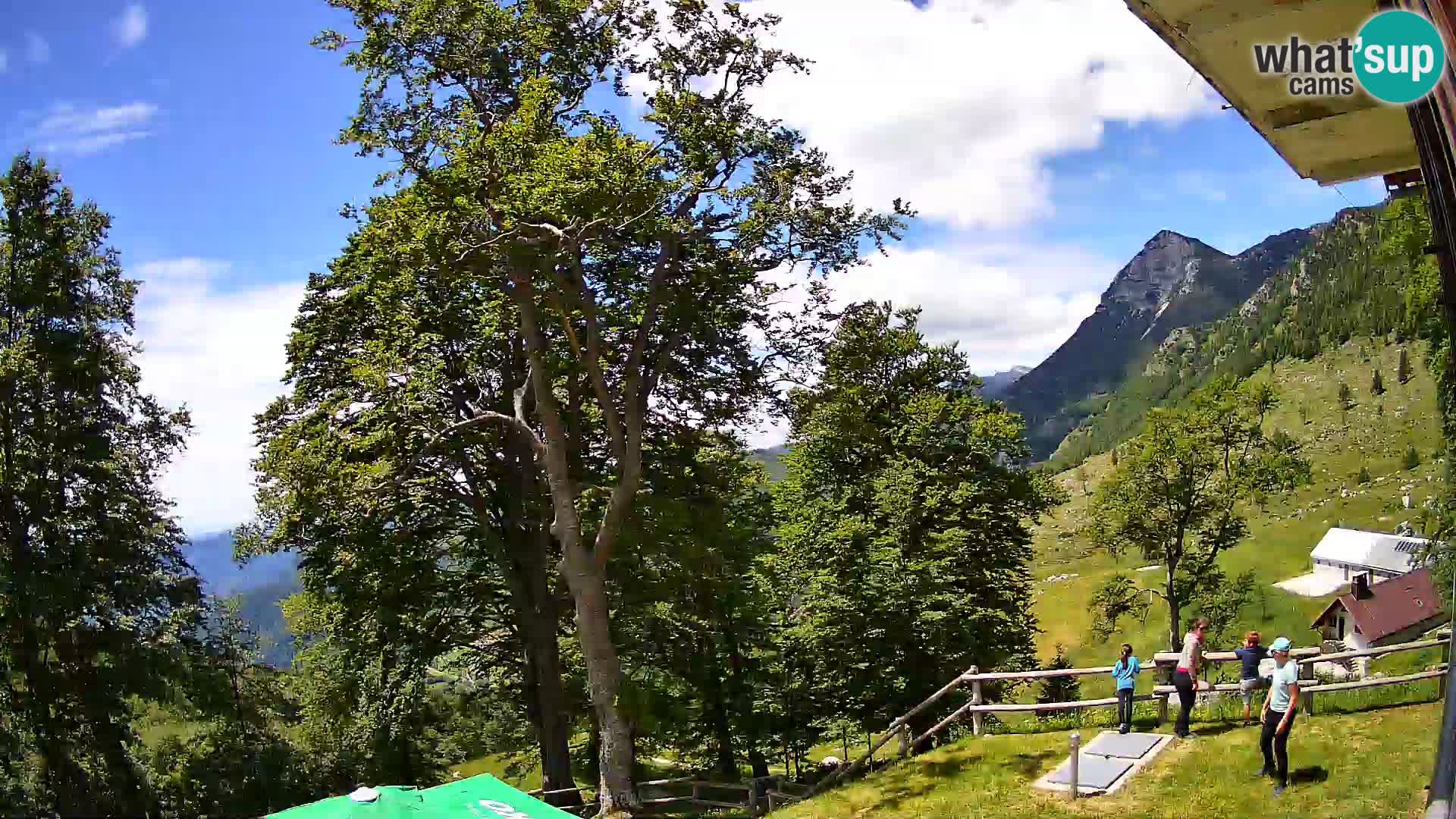 Cámara en vivo de la cabaña de montaña Planina Razor (1315) | vista hacia Tolminski Migovec