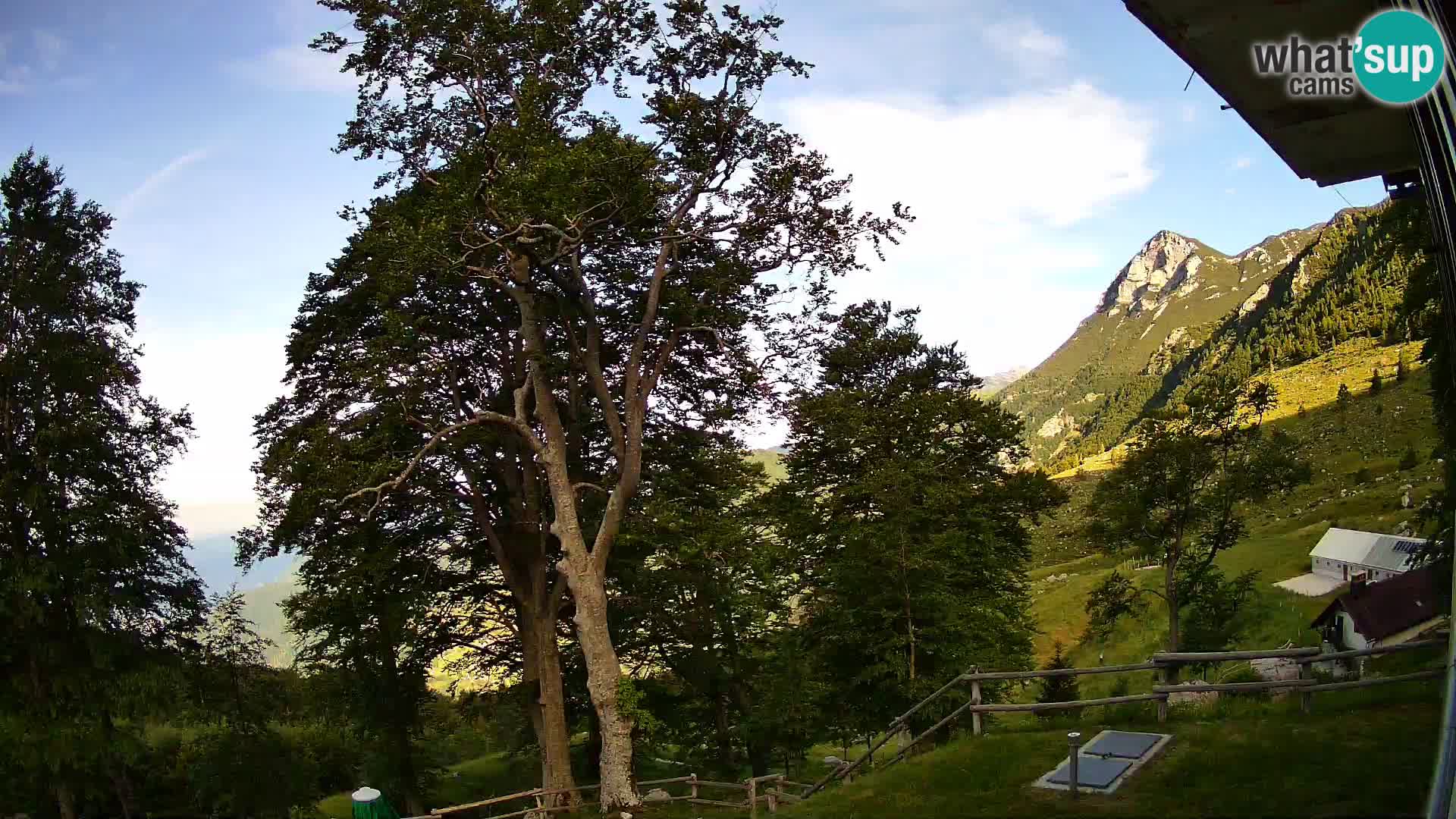 Baita di montagna Planina Razor webcam (1315) | vista su Tolminski Migovec