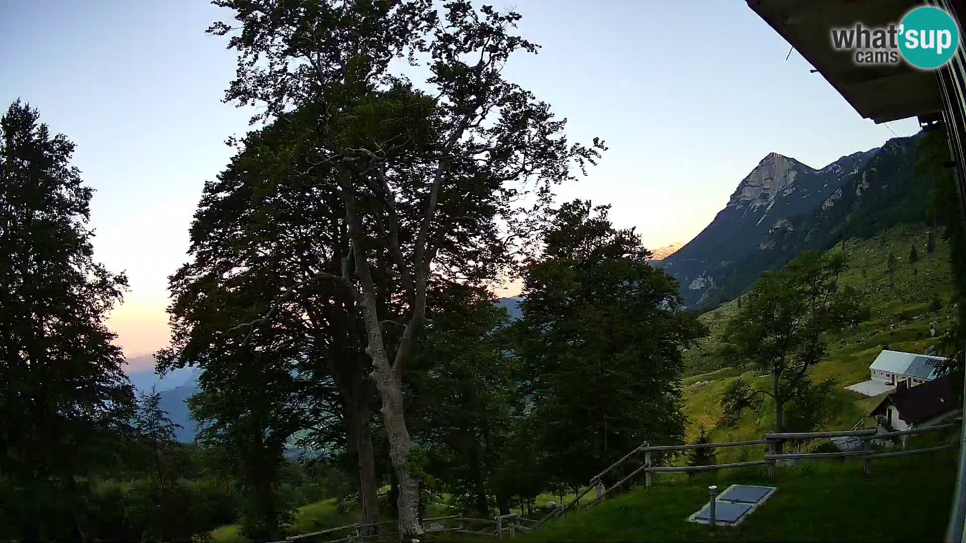Planinarski dom na planini Razor (1315) | Pogled na Tolminski Migovec