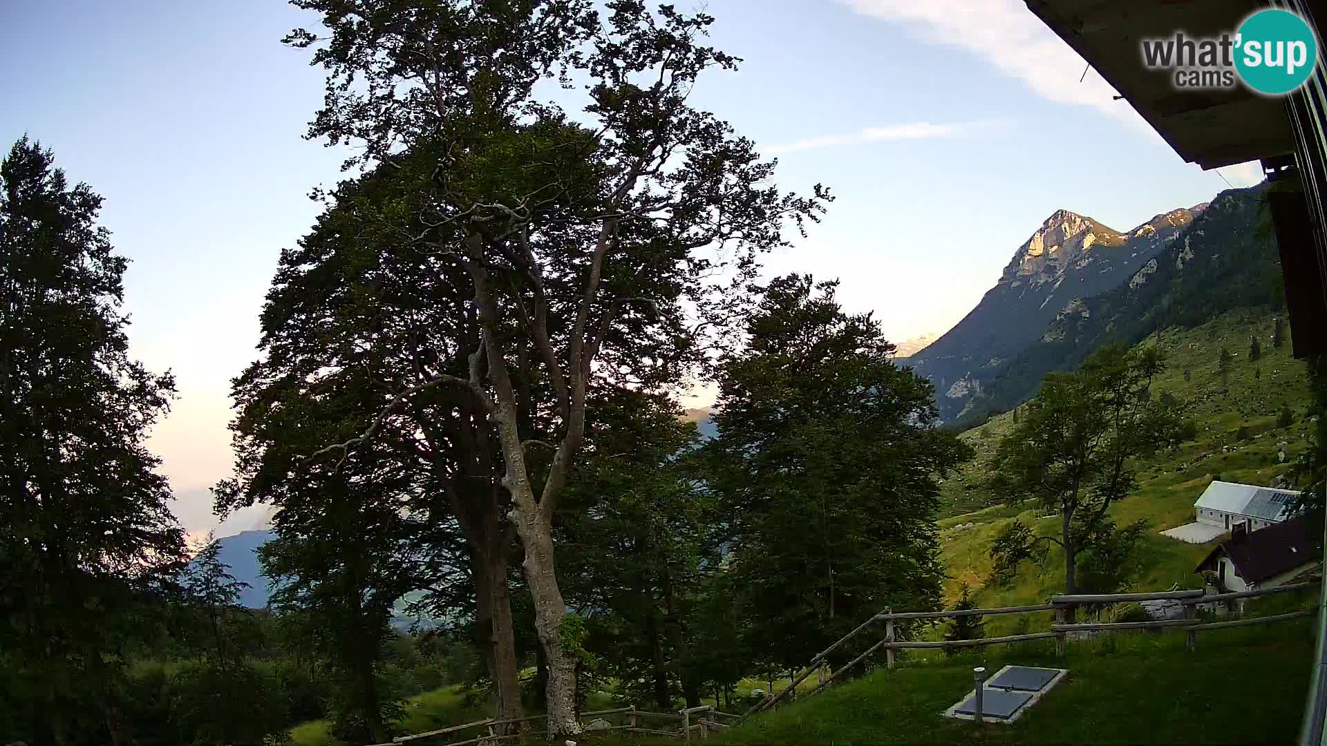 Baita di montagna Planina Razor webcam (1315) | vista su Tolminski Migovec