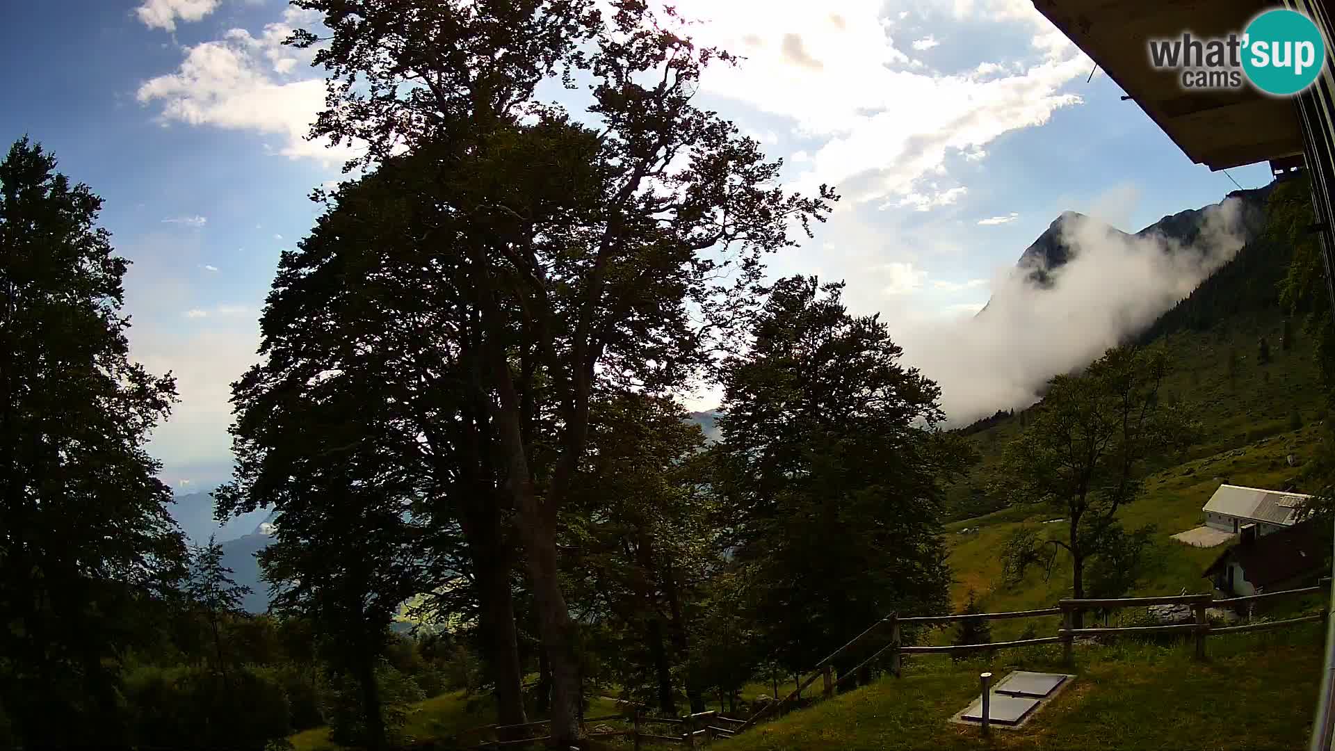 Cámara en vivo de la cabaña de montaña Planina Razor (1315) | vista hacia Tolminski Migovec