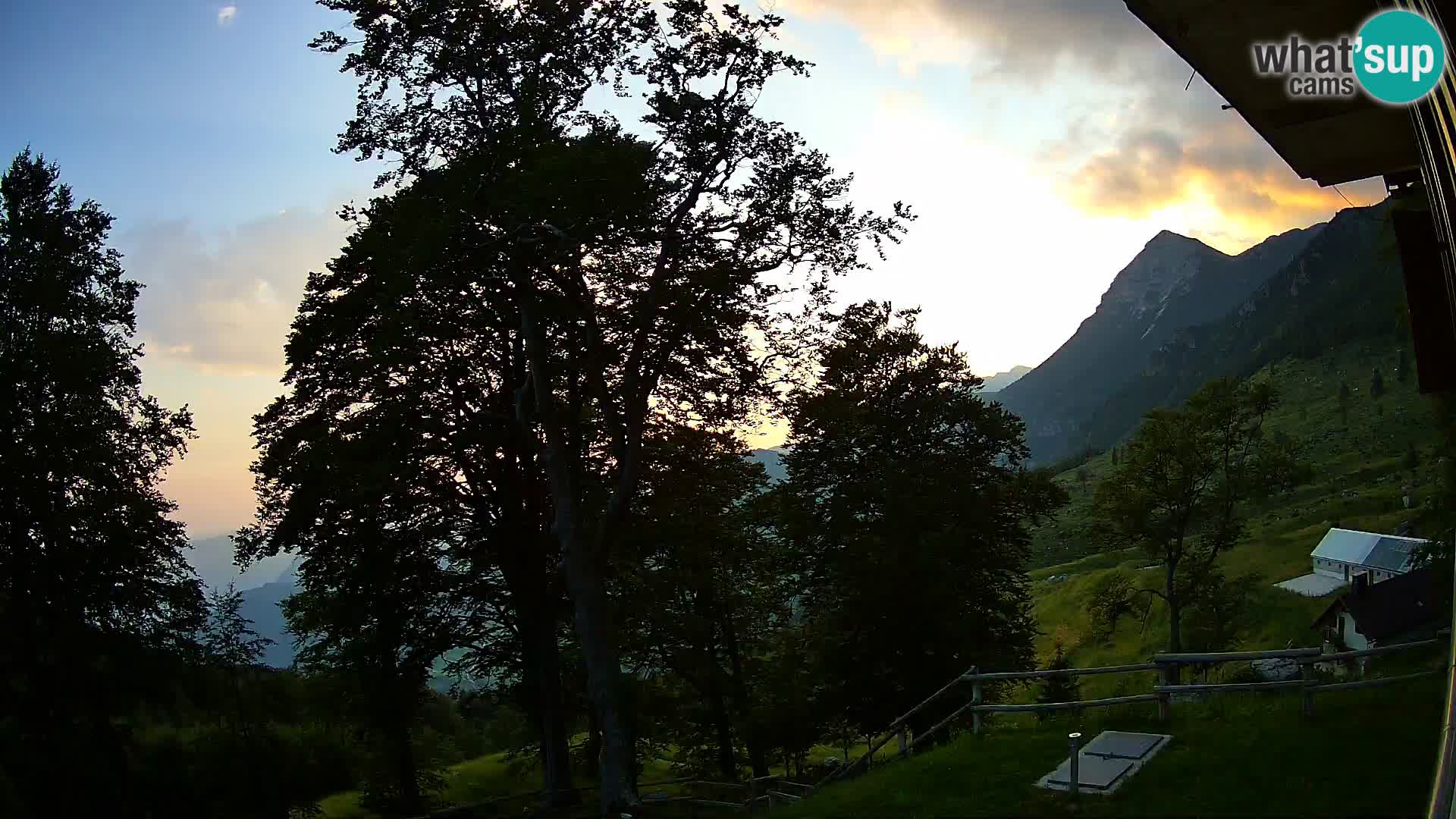 Planina Razor Mountain Hut live cam (1315) | view to Tolminski Migovec