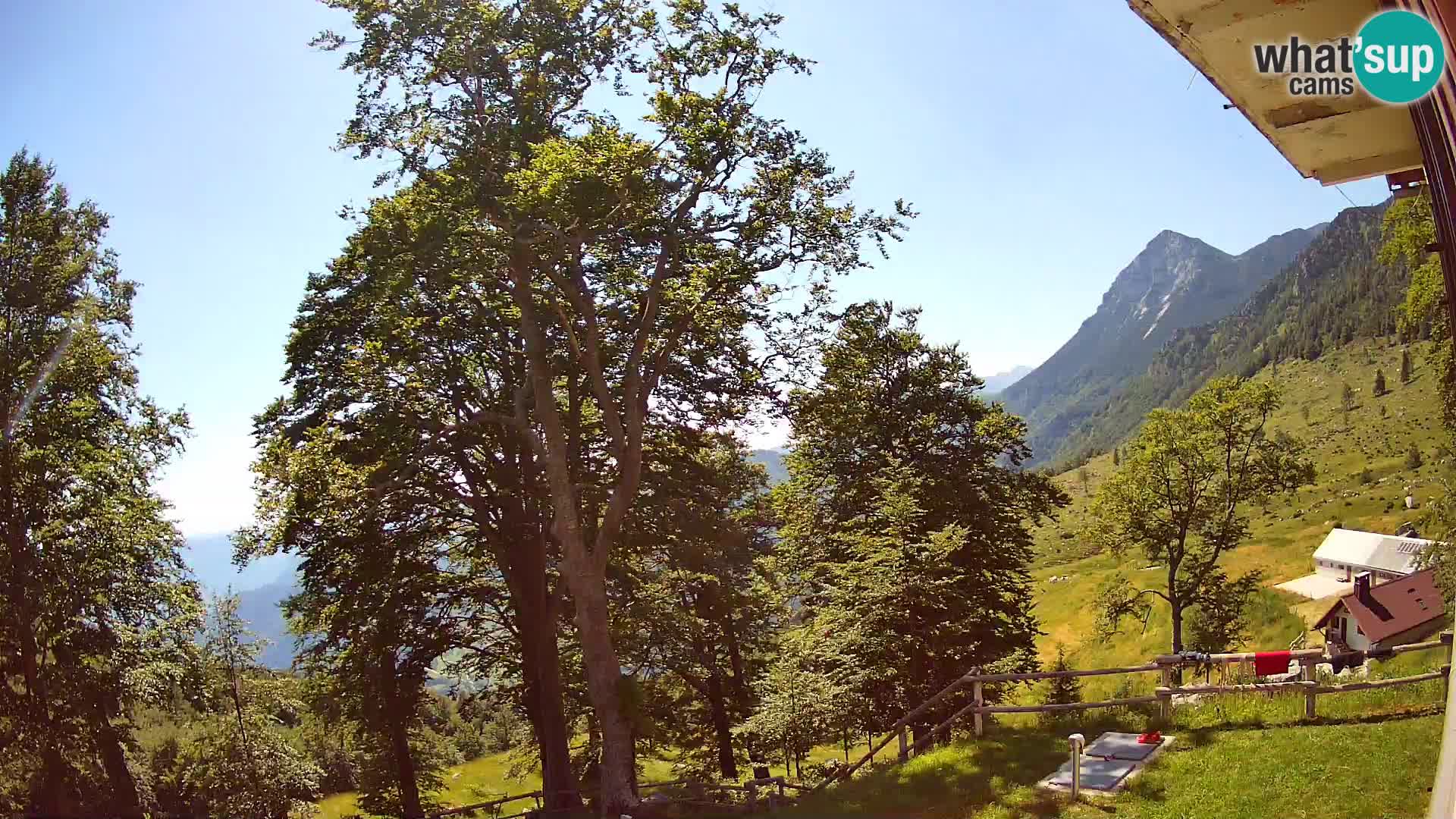 Cámara en vivo de la cabaña de montaña Planina Razor (1315) | vista hacia Tolminski Migovec