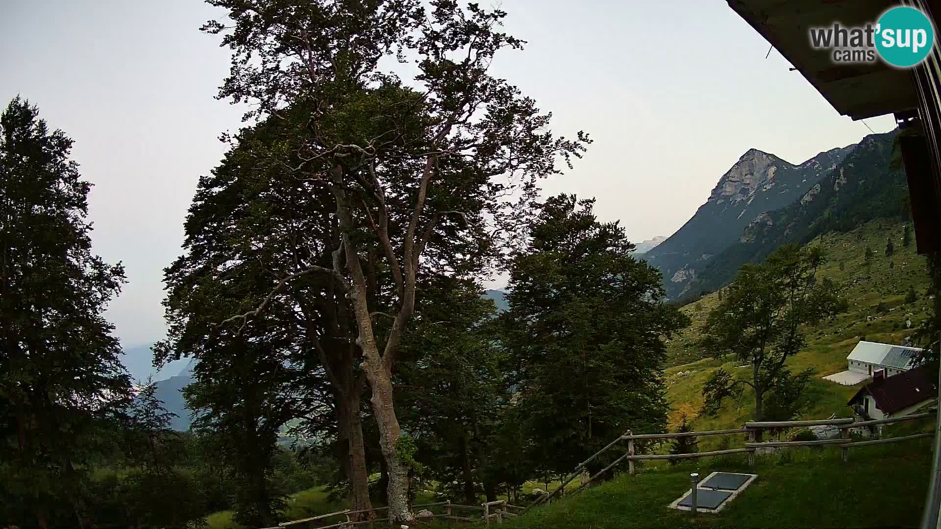 Koča na Planini Razor spletna kamera (1315) | Pogled na Tolminski Migovec