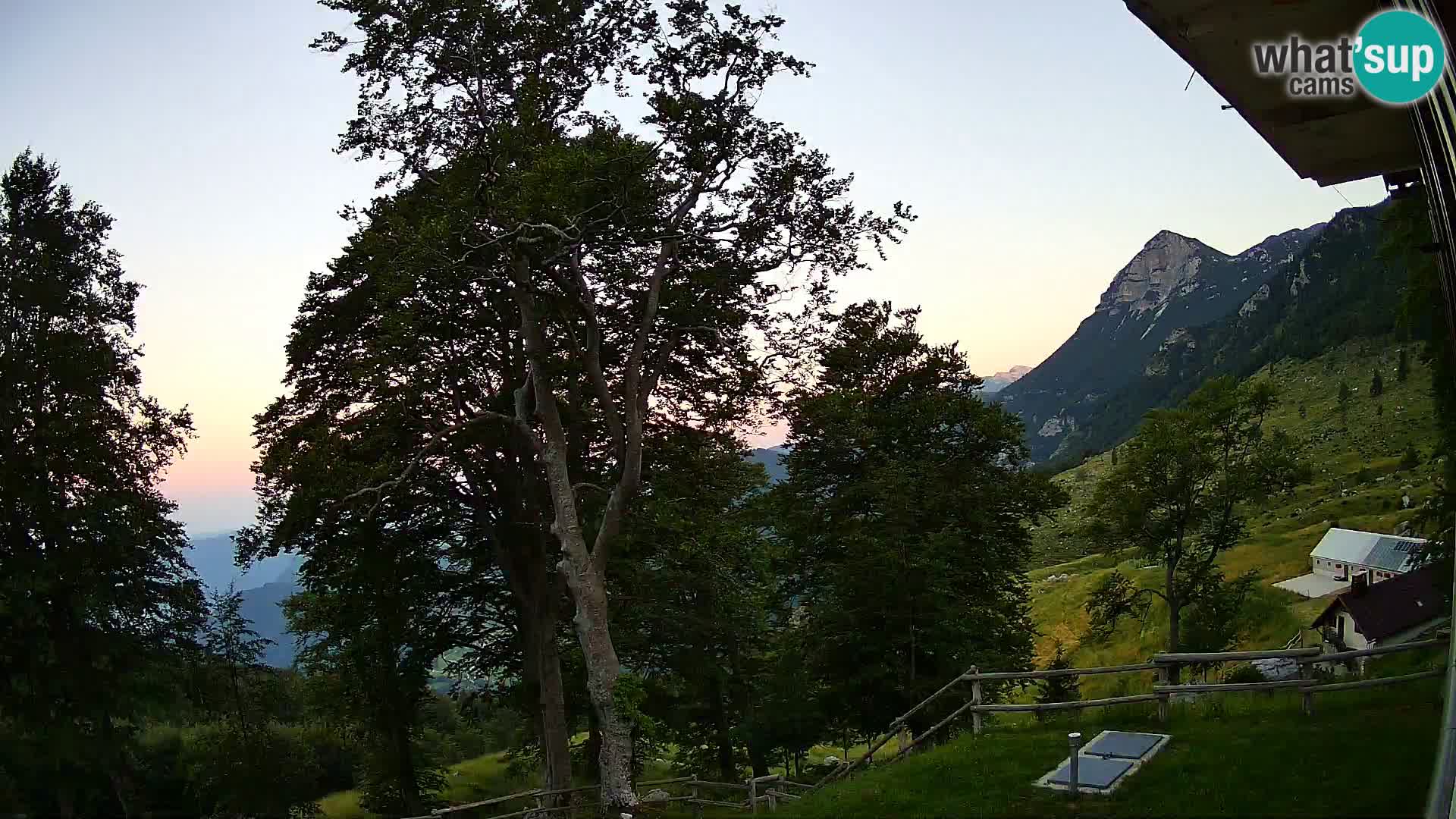 Planina Razor Bergütte Webcam (1315) | Blick auf Tolminski Migovec