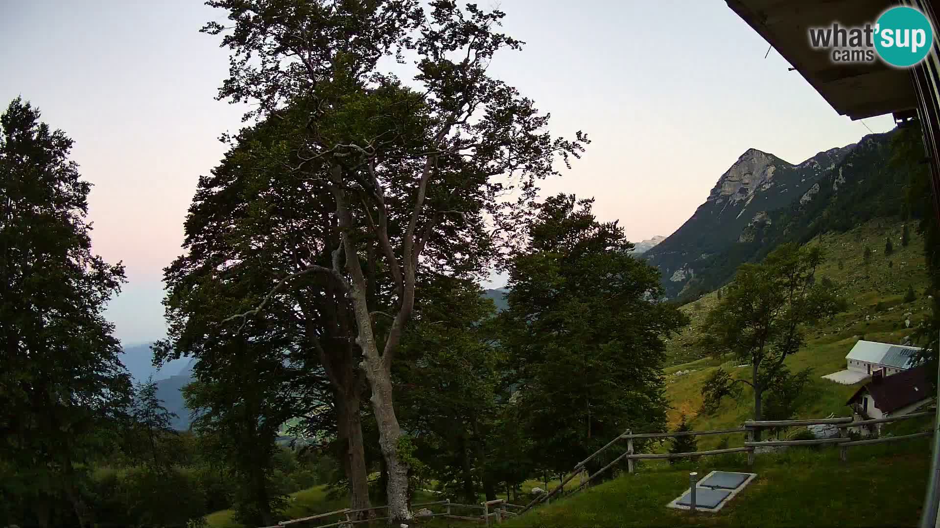 Koča na Planini Razor spletna kamera (1315) | Pogled na Tolminski Migovec