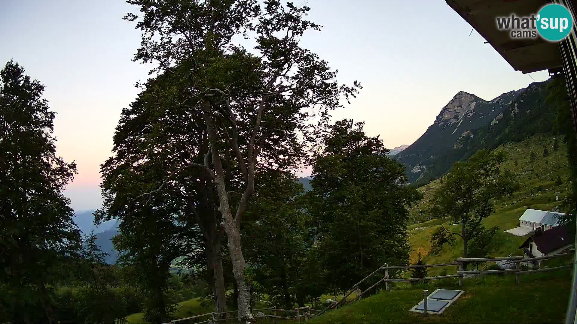 Koča na Planini Razor spletna kamera (1315) | Pogled na Tolminski Migovec