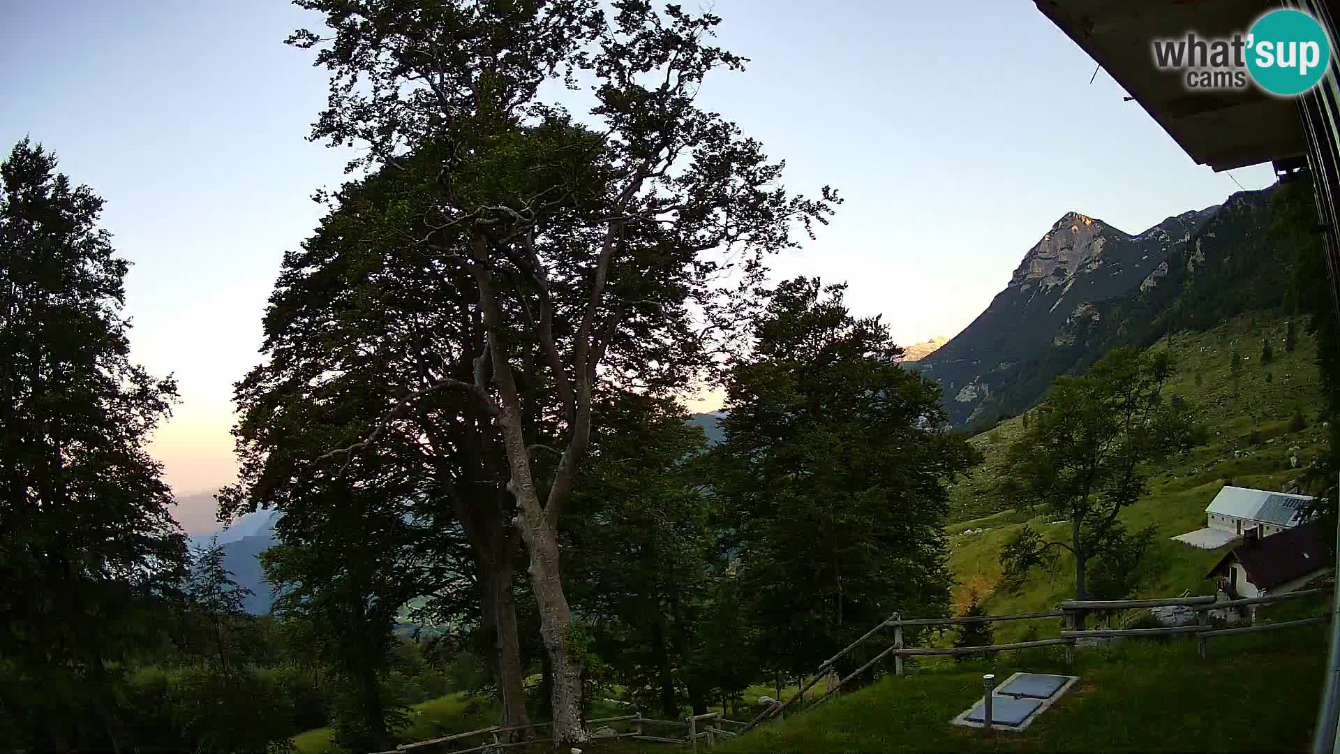 Koča na Planini Razor spletna kamera (1315) | Pogled na Tolminski Migovec