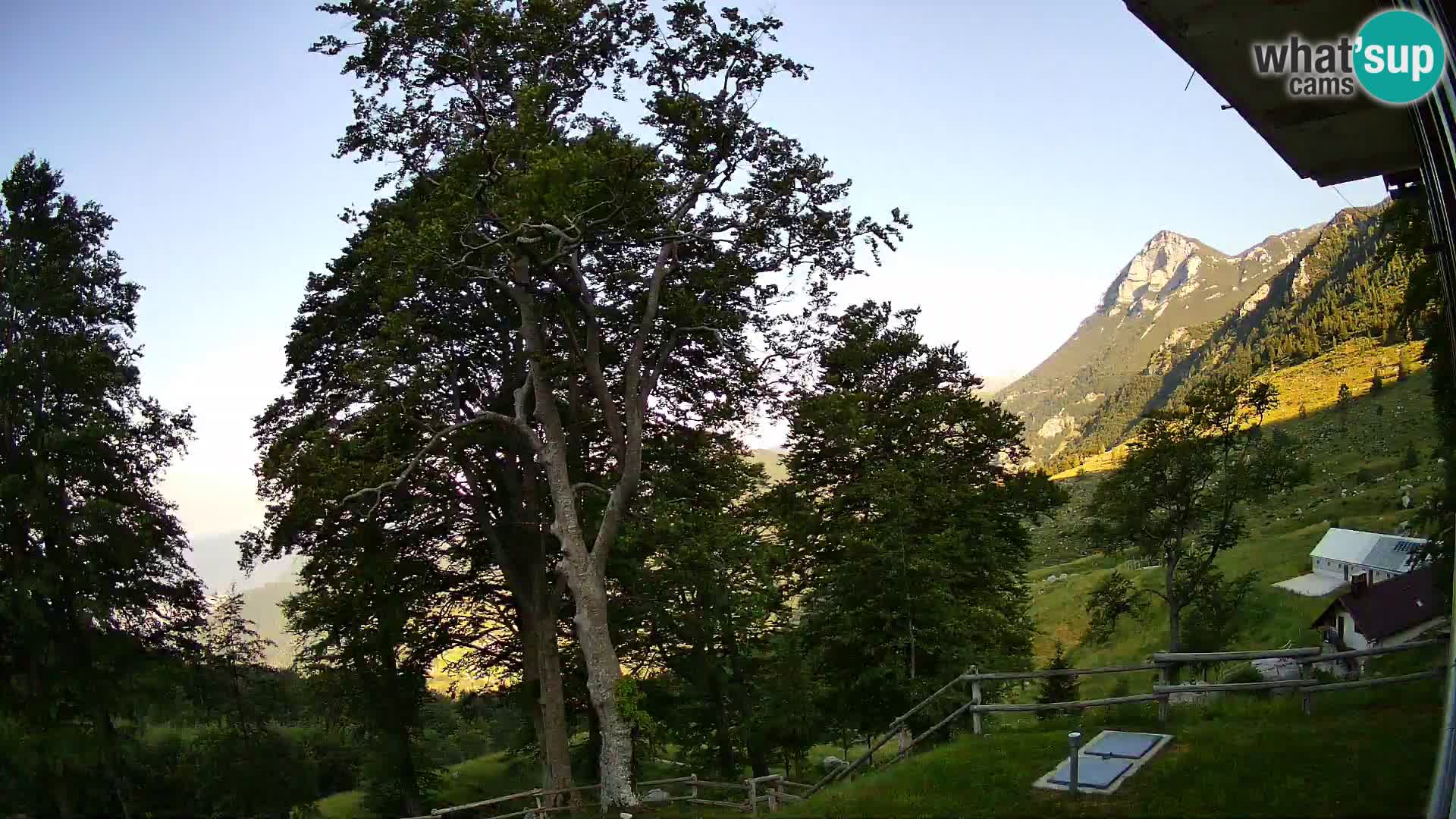 Planina Razor Mountain Hut live cam (1315) | view to Tolminski Migovec