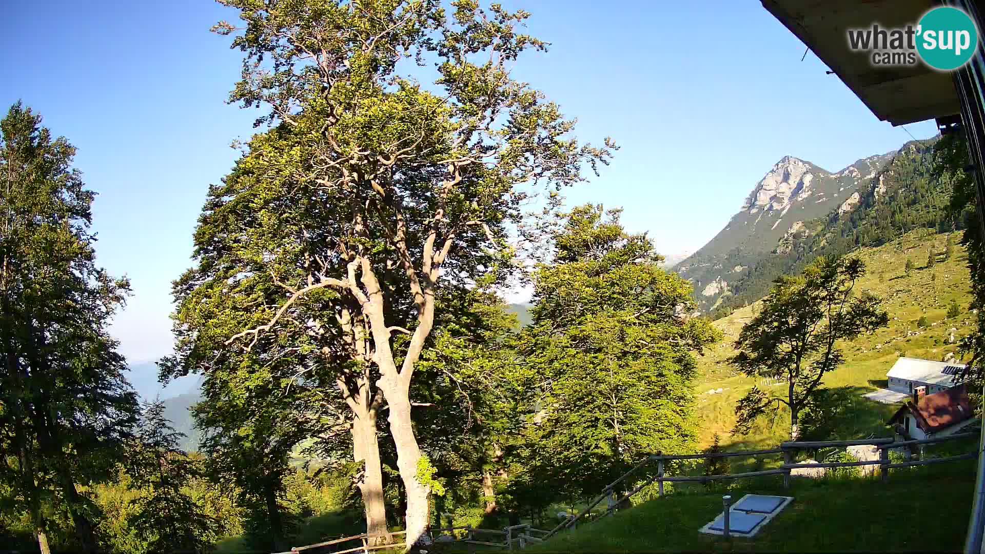 Koča na Planini Razor spletna kamera (1315) | Pogled na Tolminski Migovec