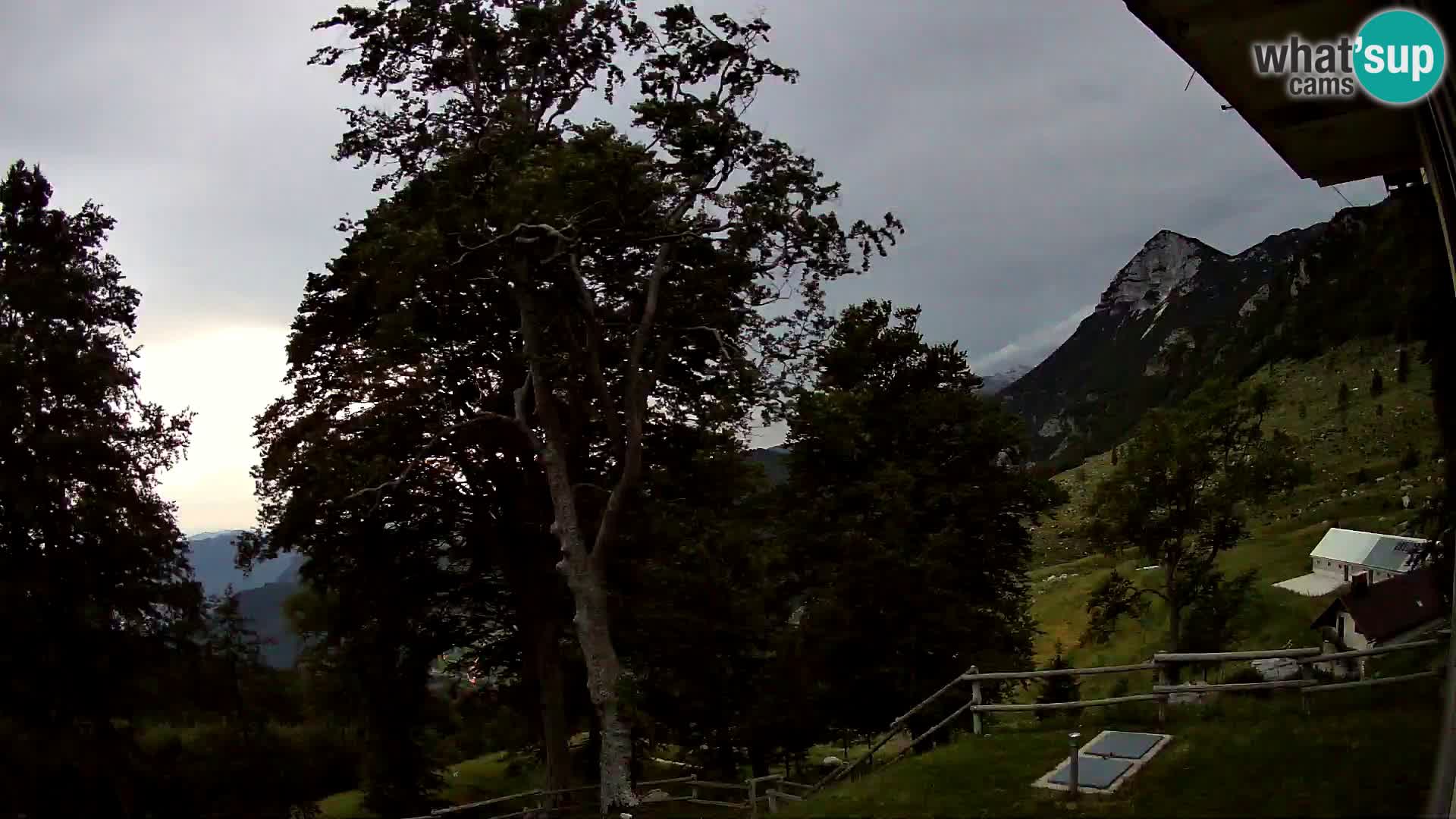 Refuge de la montagne Planina Razor caméra en direct (1315) | vue sur Tolminski Migovec