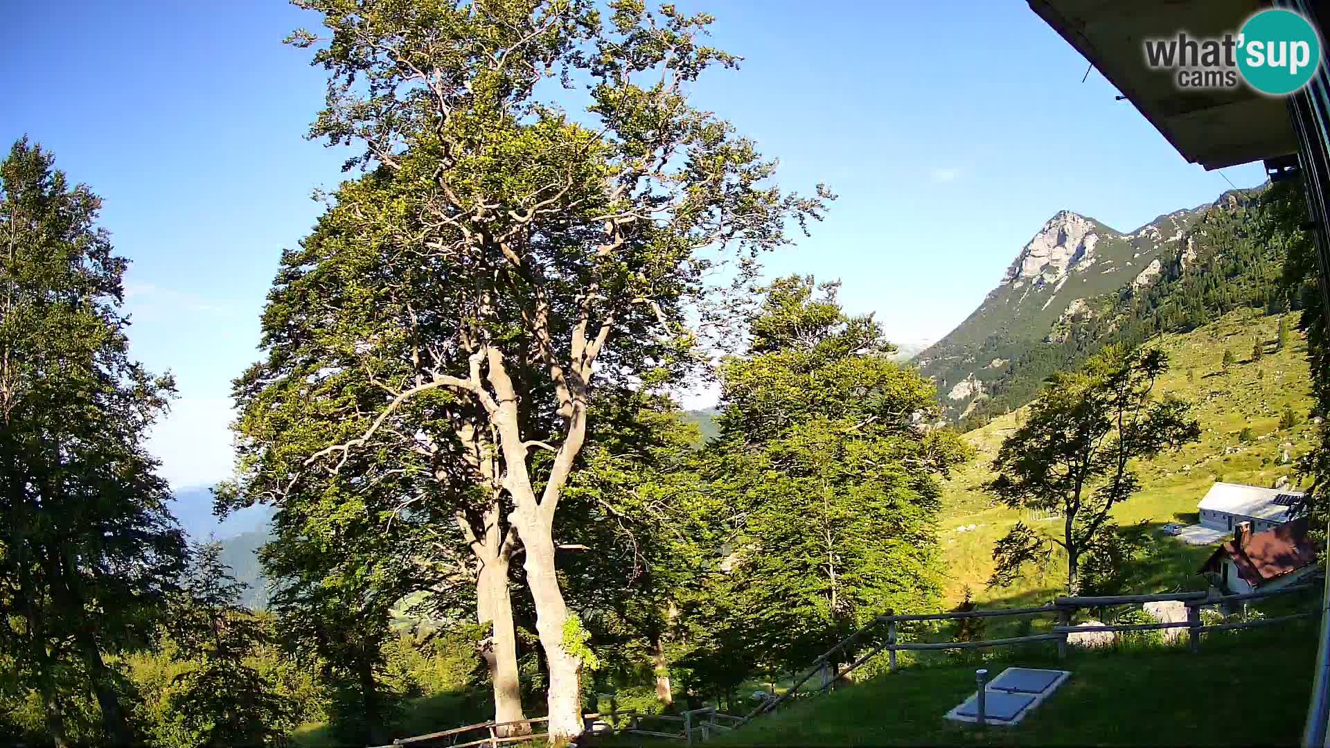 Planina Razor Mountain Hut live cam (1315) | view to Tolminski Migovec