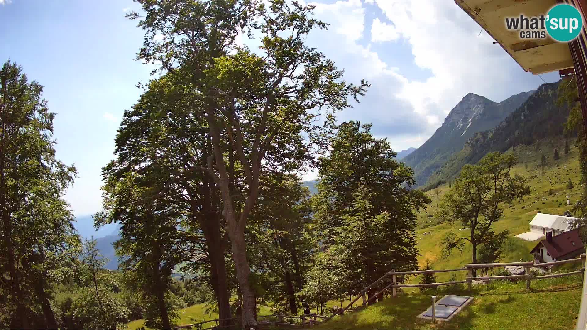 Cámara en vivo de la cabaña de montaña Planina Razor (1315) | vista hacia Tolminski Migovec