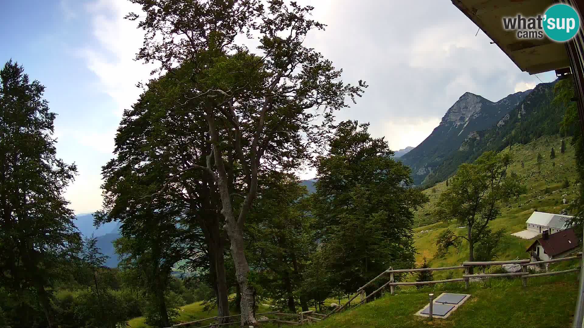 Cámara en vivo de la cabaña de montaña Planina Razor (1315) | vista hacia Tolminski Migovec