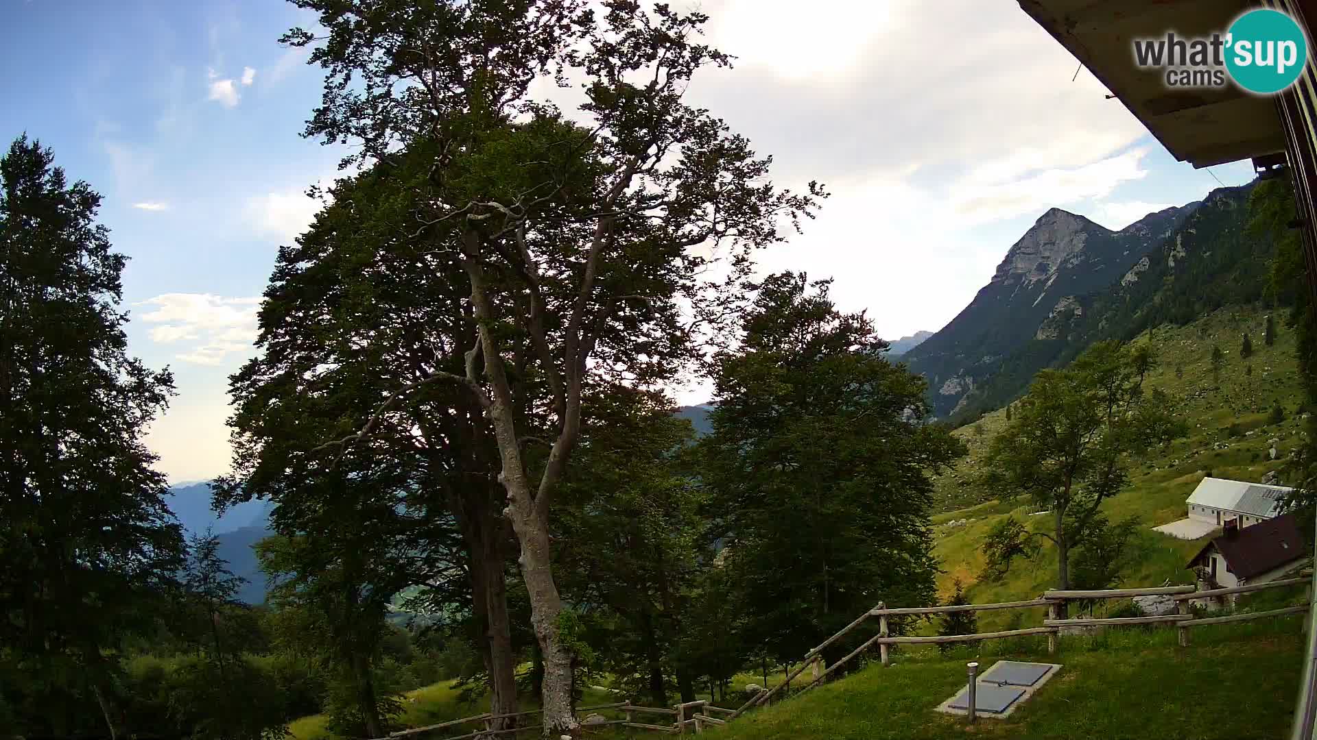 Koča na Planini Razor spletna kamera (1315) | Pogled na Tolminski Migovec