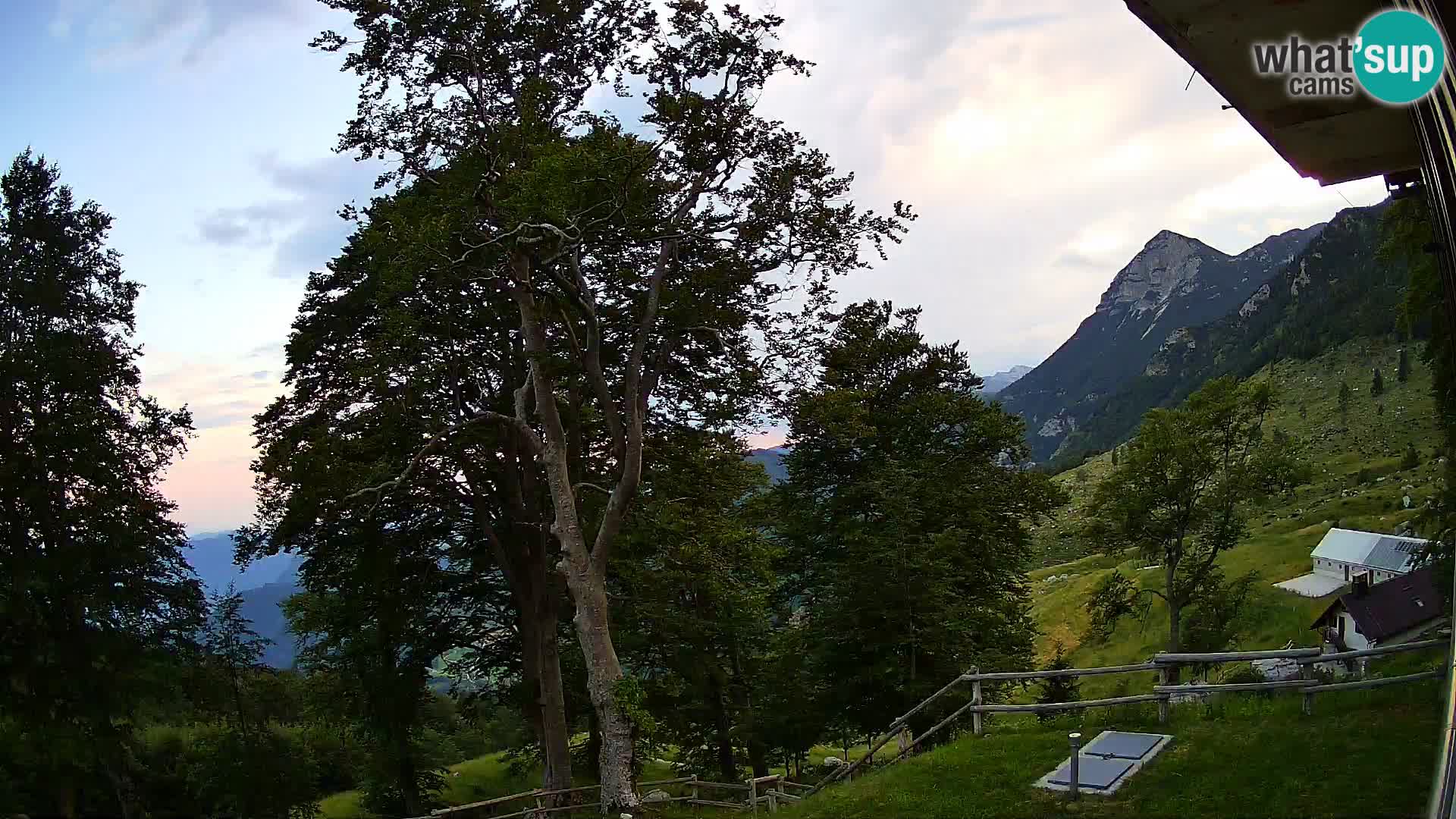 Cámara en vivo de la cabaña de montaña Planina Razor (1315) | vista hacia Tolminski Migovec