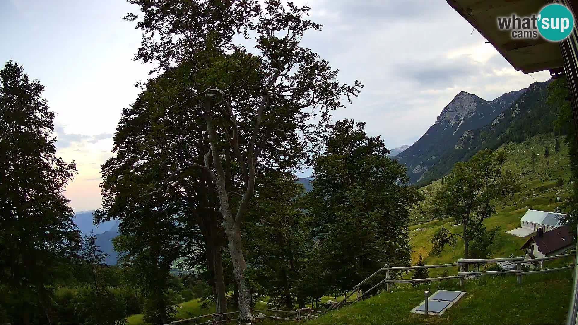 Refuge de la montagne Planina Razor caméra en direct (1315) | vue sur Tolminski Migovec