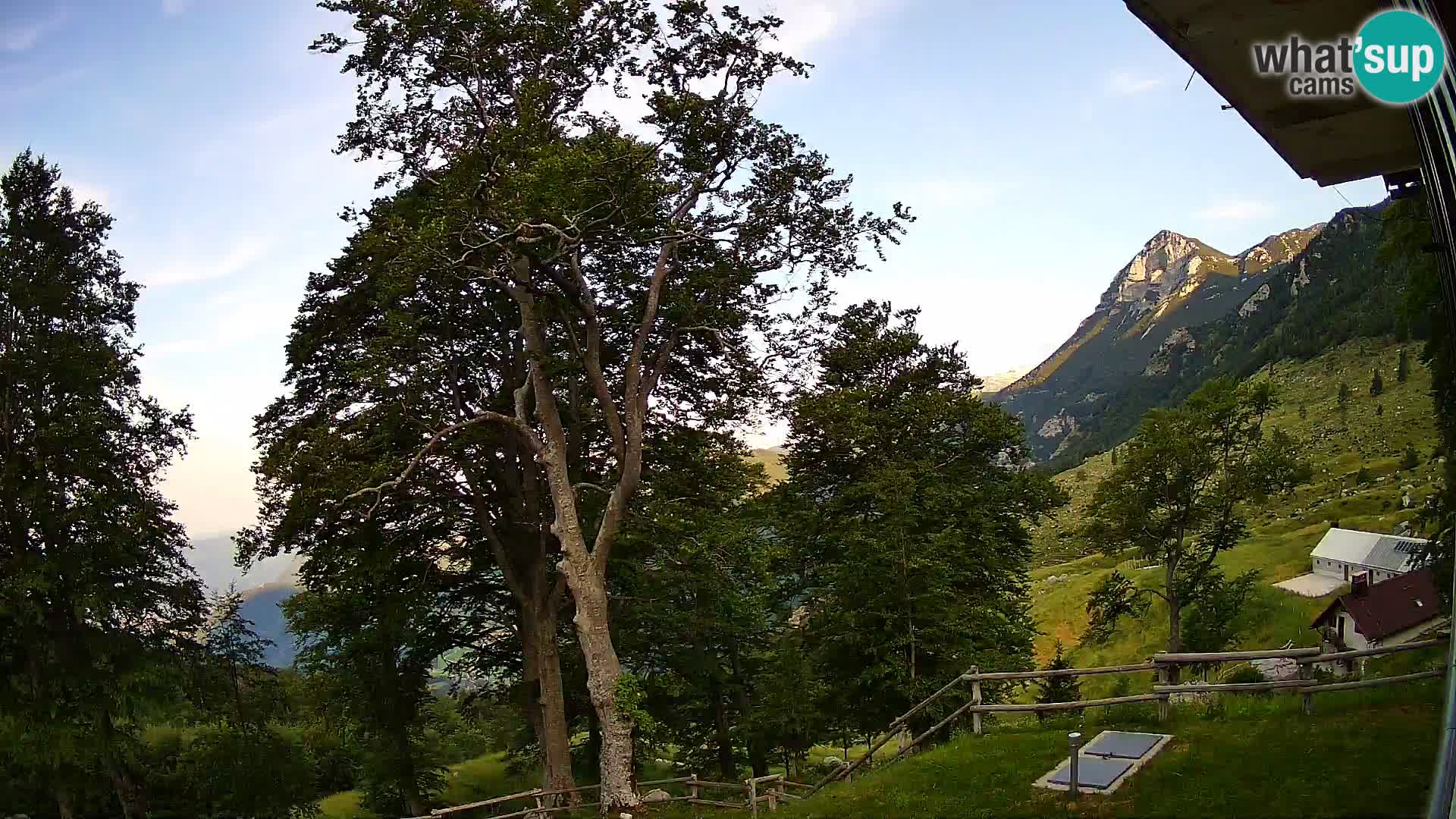 Cámara en vivo de la cabaña de montaña Planina Razor (1315) | vista hacia Tolminski Migovec