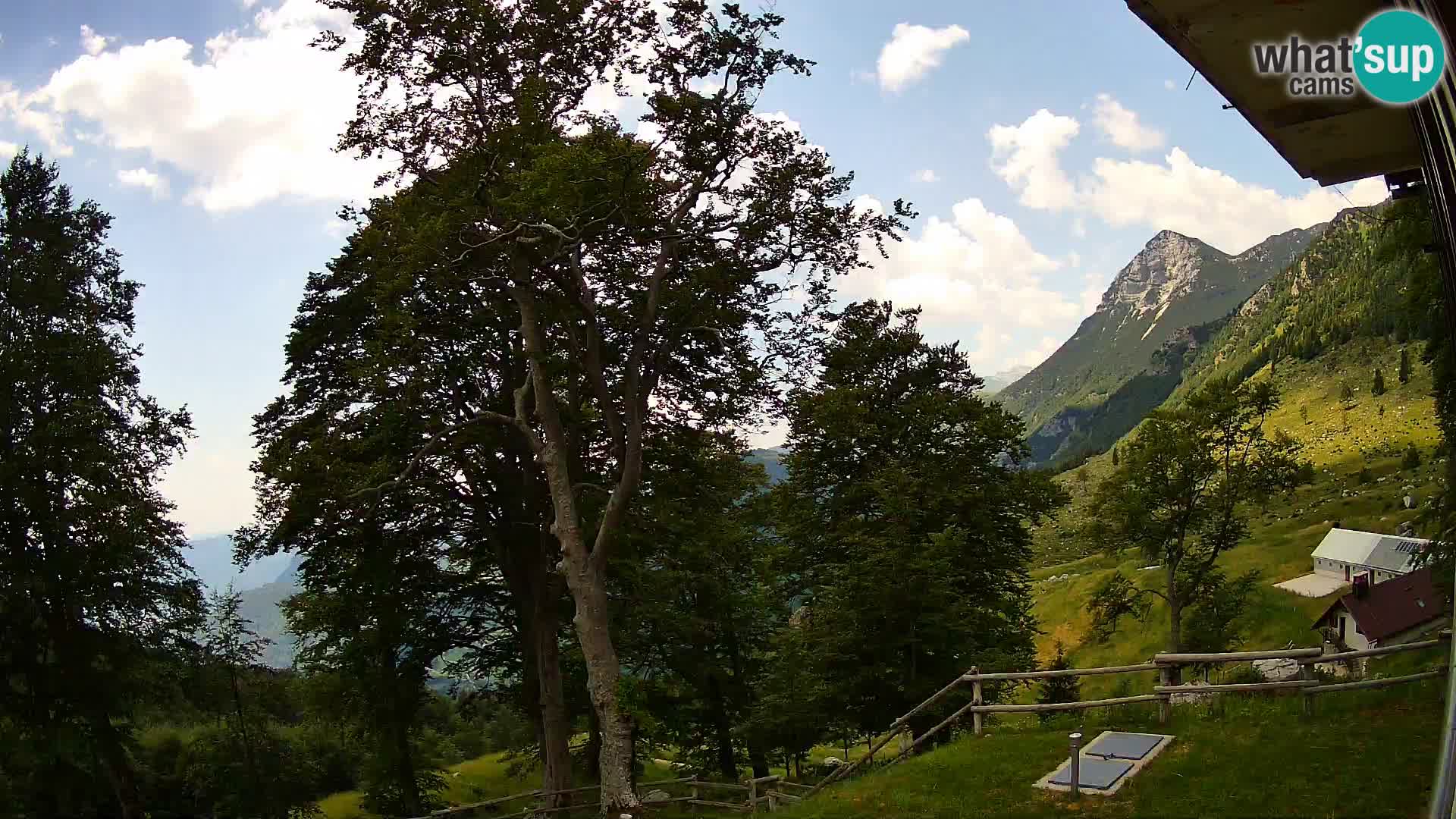 Cámara en vivo de la cabaña de montaña Planina Razor (1315) | vista hacia Tolminski Migovec