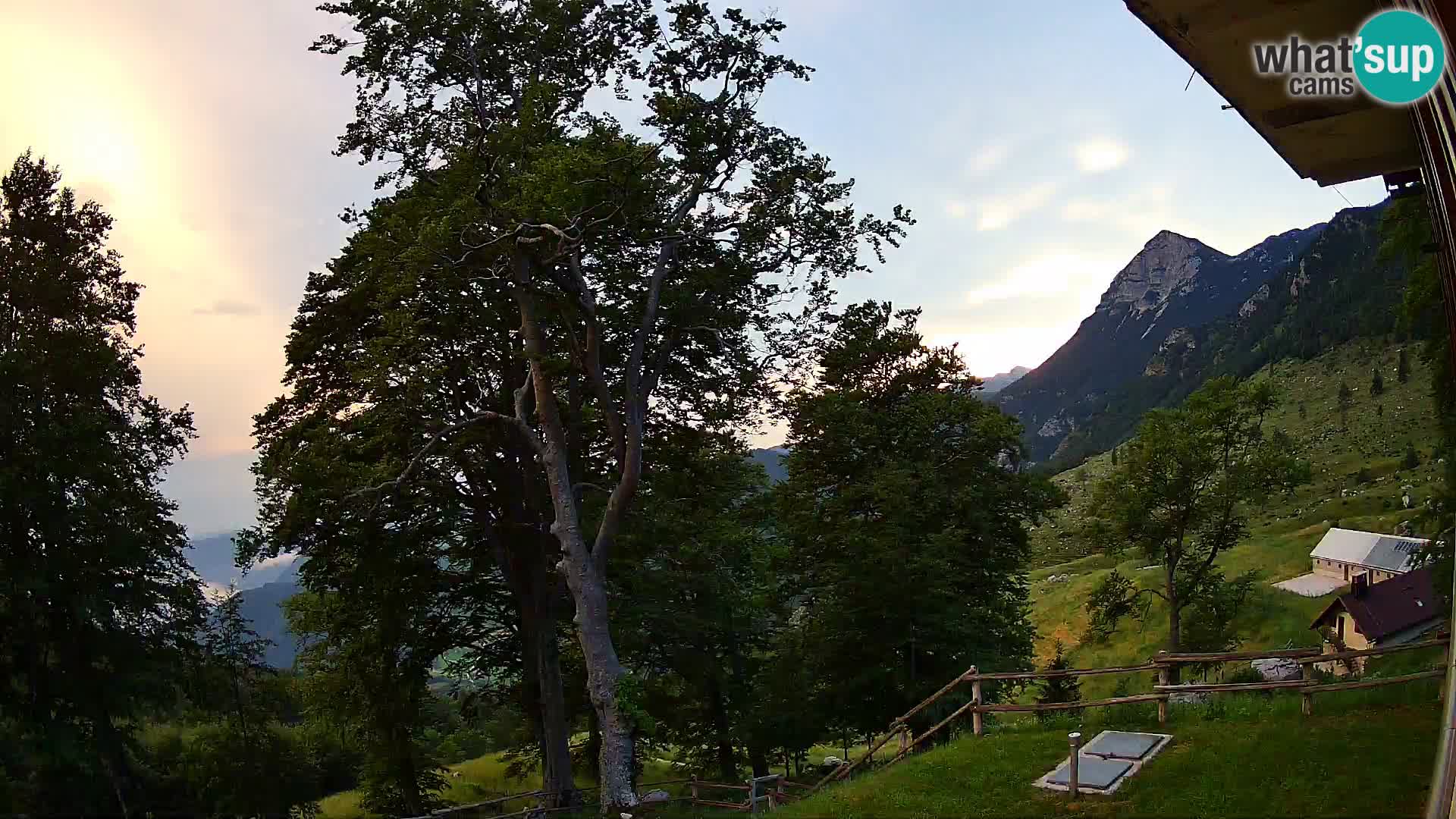 Cámara en vivo de la cabaña de montaña Planina Razor (1315) | vista hacia Tolminski Migovec