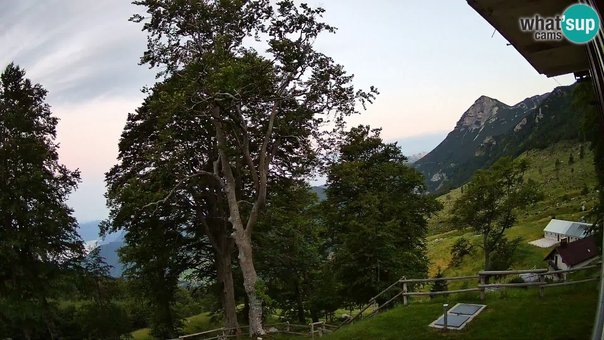 Cámara en vivo de la cabaña de montaña Planina Razor (1315) | vista hacia Tolminski Migovec