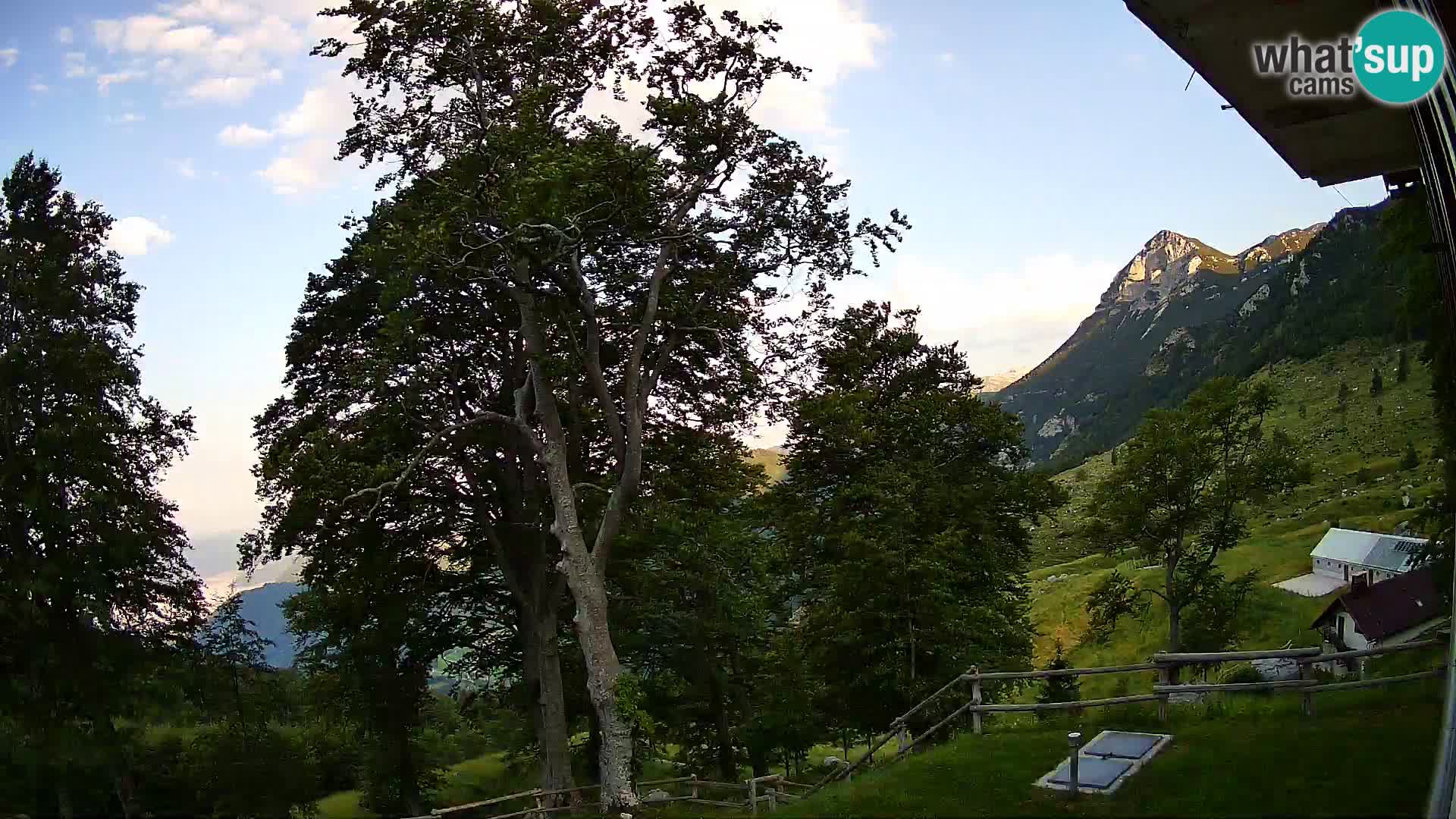 Cámara en vivo de la cabaña de montaña Planina Razor (1315) | vista hacia Tolminski Migovec