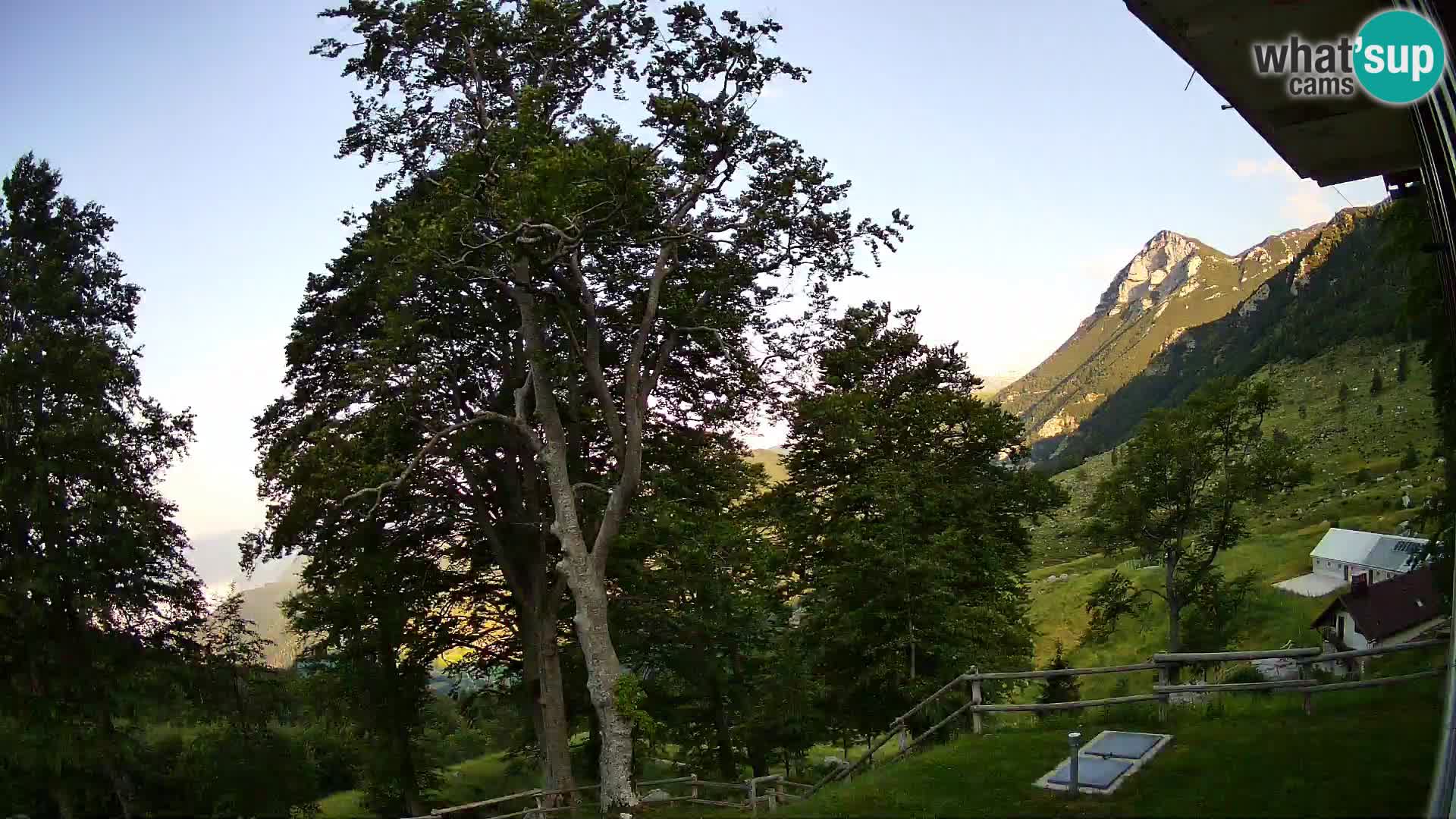 Cámara en vivo de la cabaña de montaña Planina Razor (1315) | vista hacia Tolminski Migovec