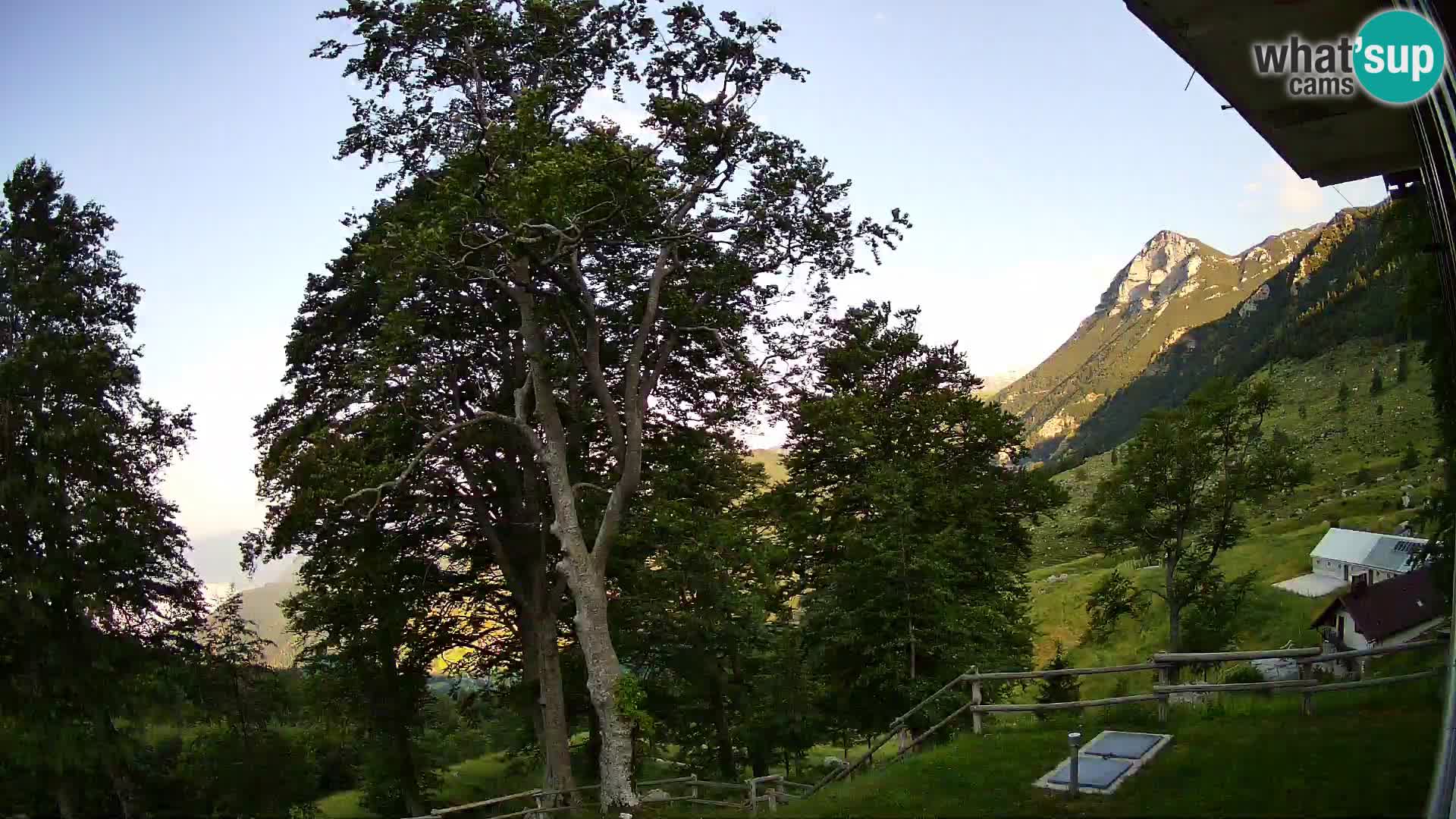 Koča na Planini Razor spletna kamera (1315) | Pogled na Tolminski Migovec