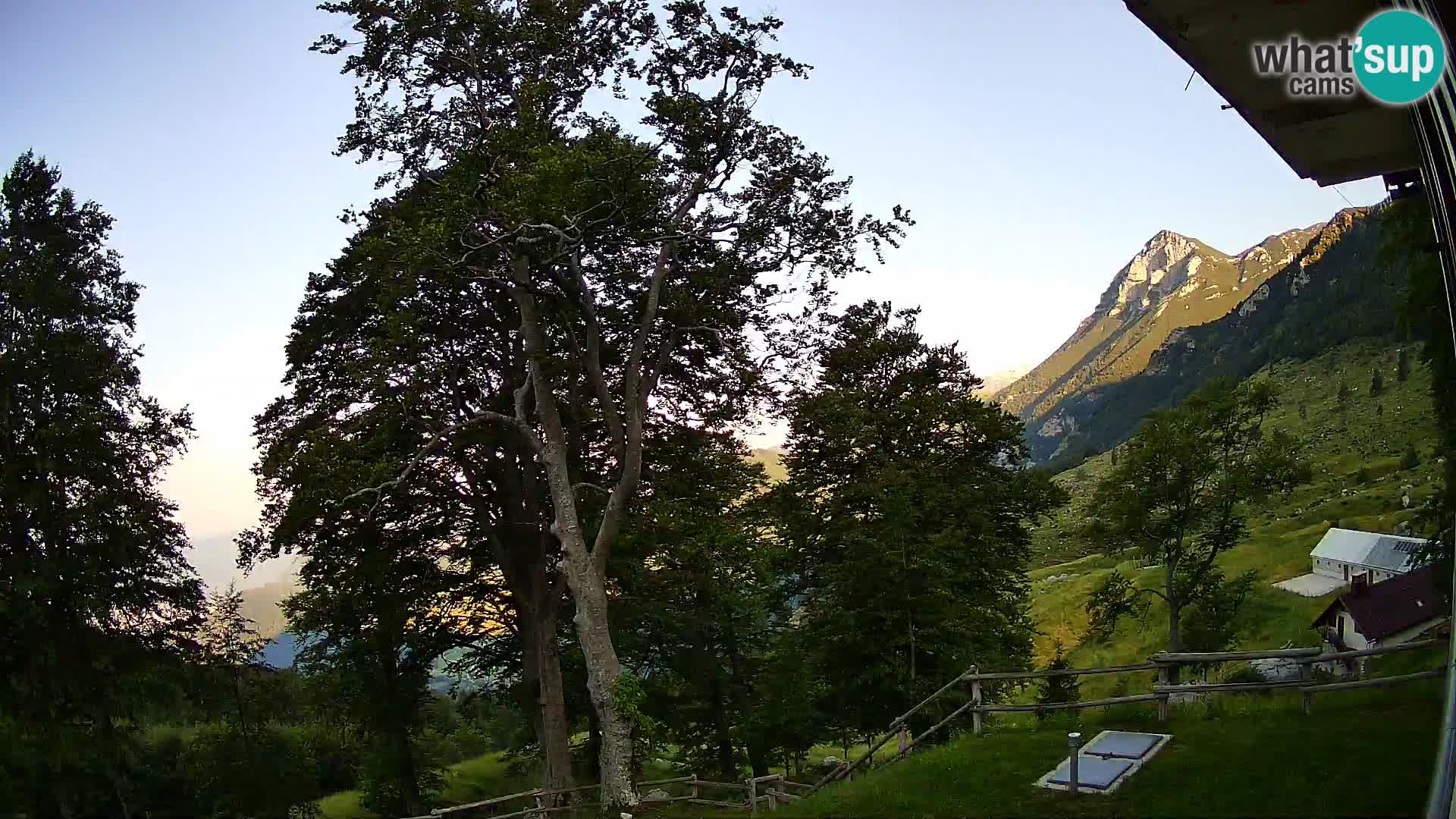 Planina Razor Mountain Hut live cam (1315) | view to Tolminski Migovec