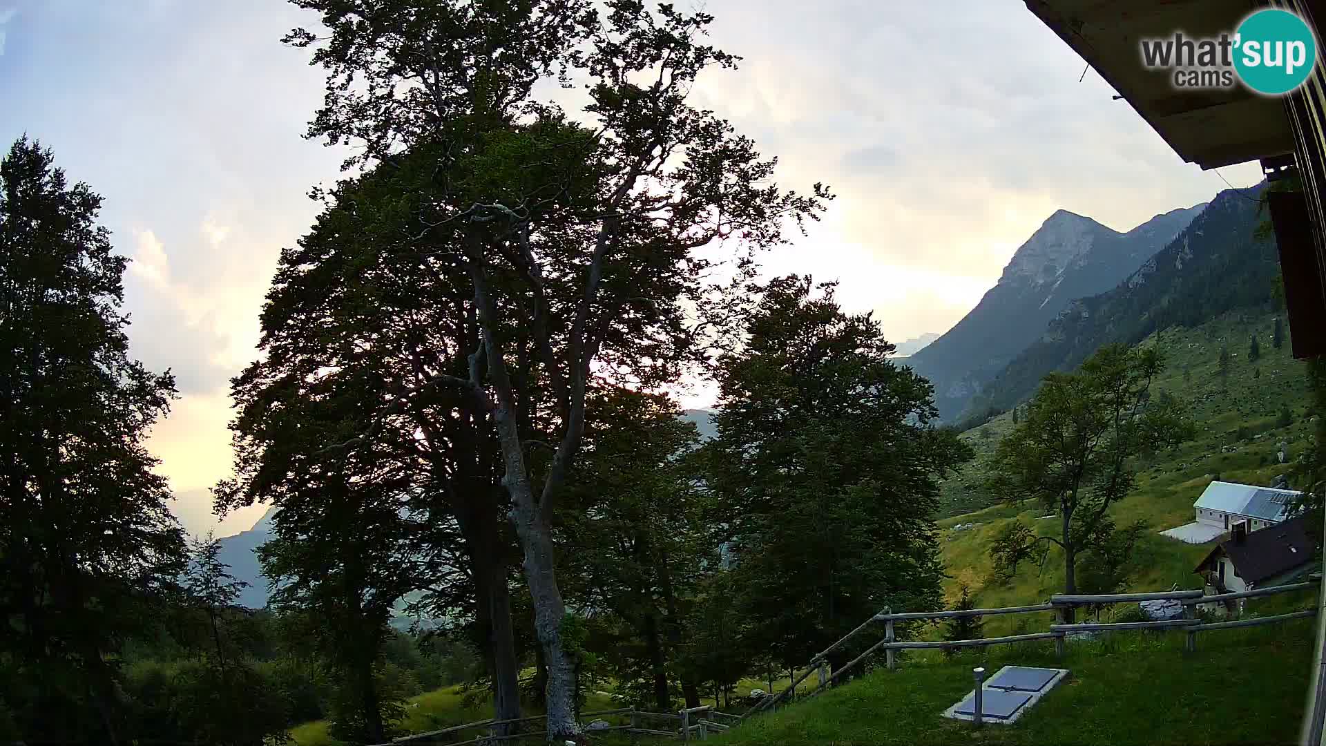 Baita di montagna Planina Razor webcam (1315) | vista su Tolminski Migovec