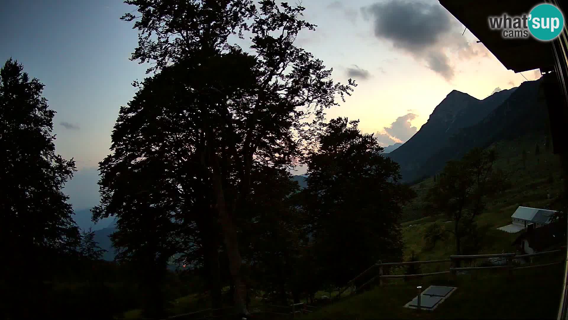 Cámara en vivo de la cabaña de montaña Planina Razor (1315) | vista hacia Tolminski Migovec