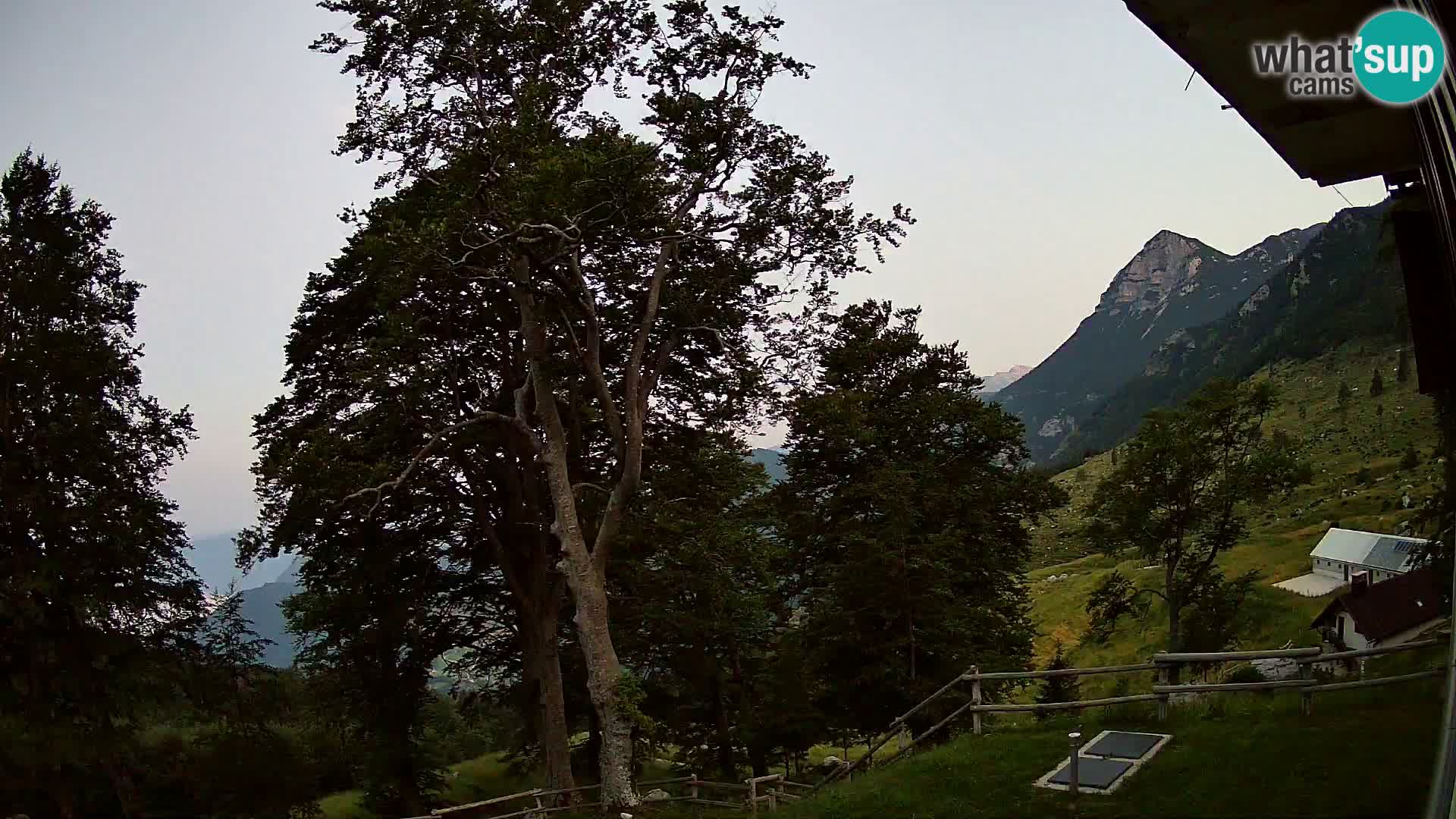 Cámara en vivo de la cabaña de montaña Planina Razor (1315) | vista hacia Tolminski Migovec