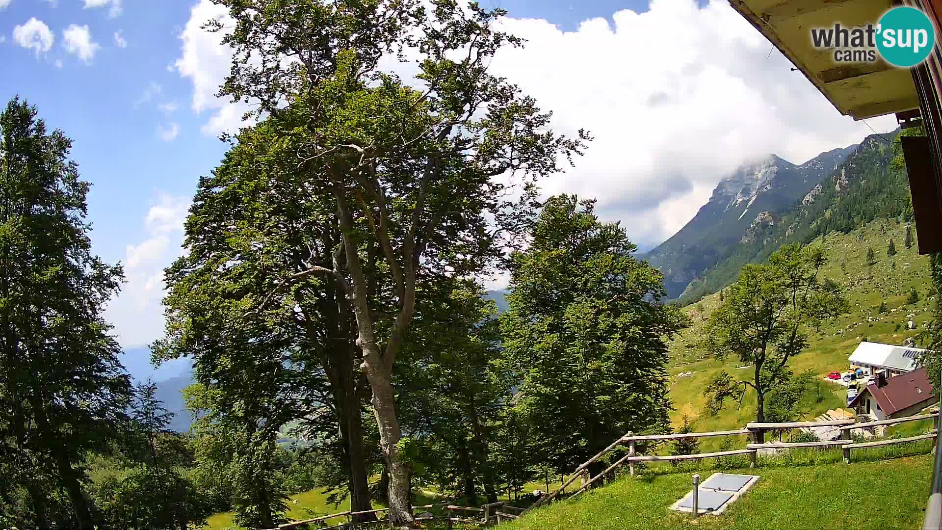 Cámara en vivo de la cabaña de montaña Planina Razor (1315) | vista hacia Tolminski Migovec