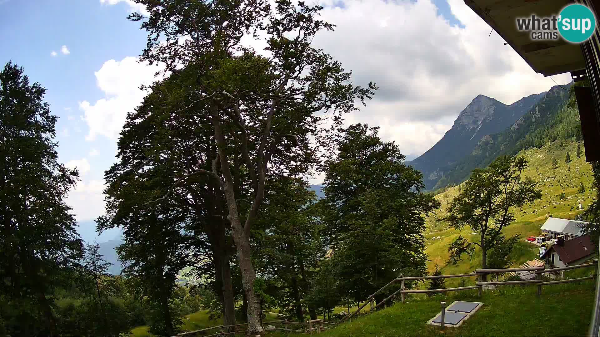 Baita di montagna Planina Razor webcam (1315) | vista su Tolminski Migovec