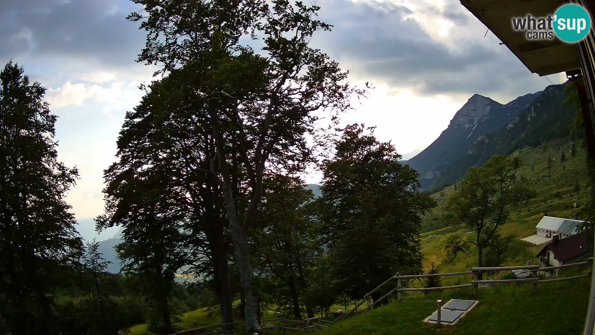 Planinarski dom na planini Razor (1315) | Pogled na Tolminski Migovec