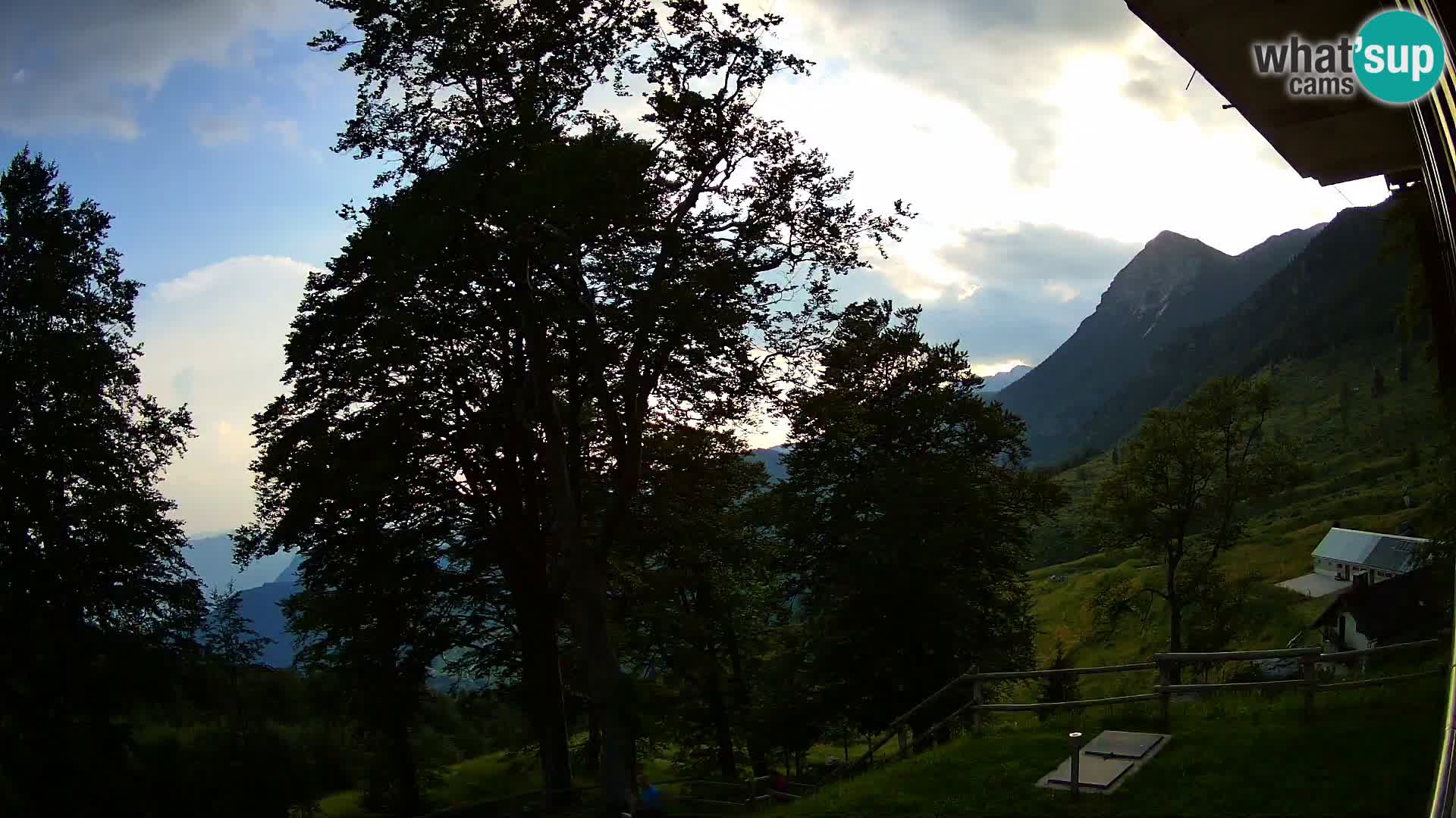Koča na Planini Razor spletna kamera (1315) | Pogled na Tolminski Migovec