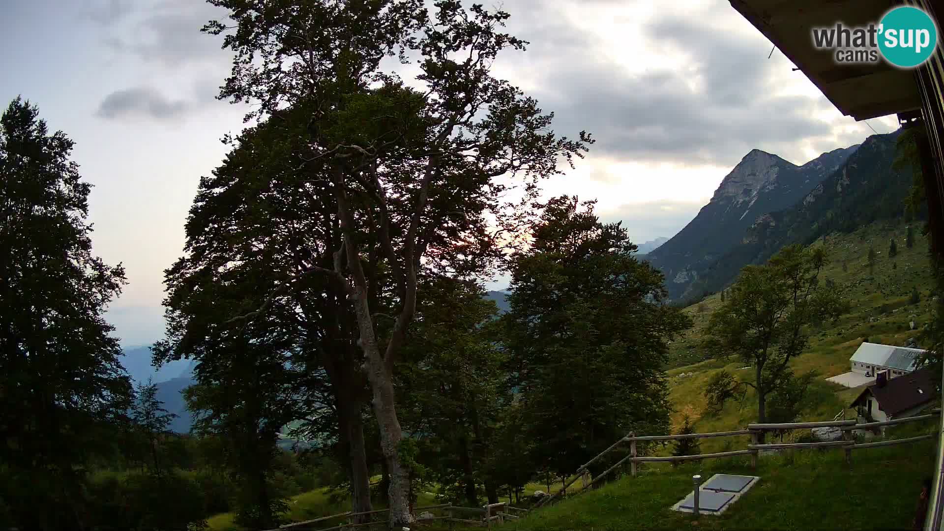 Koča na Planini Razor spletna kamera (1315) | Pogled na Tolminski Migovec