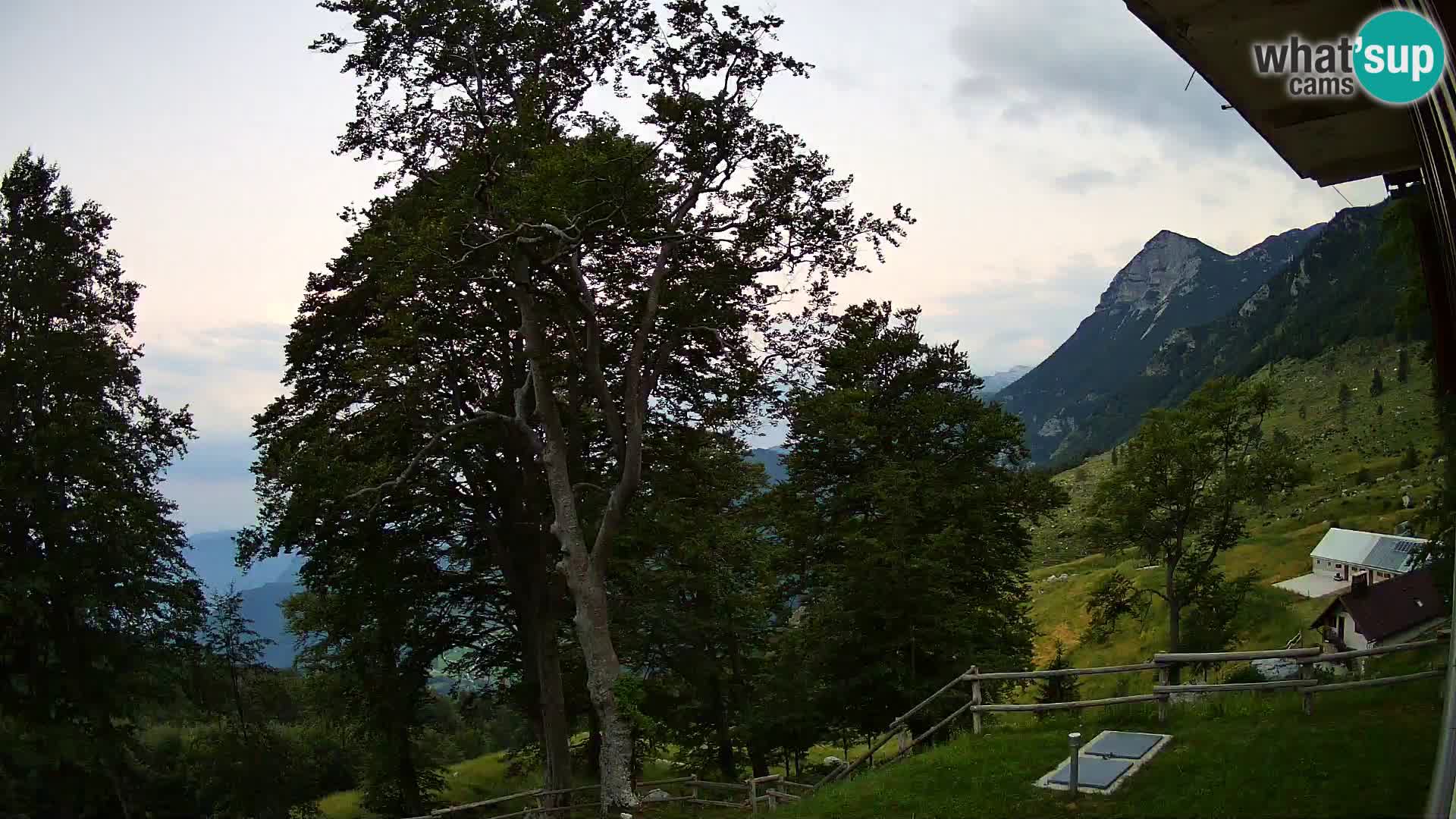 Cámara en vivo de la cabaña de montaña Planina Razor (1315) | vista hacia Tolminski Migovec