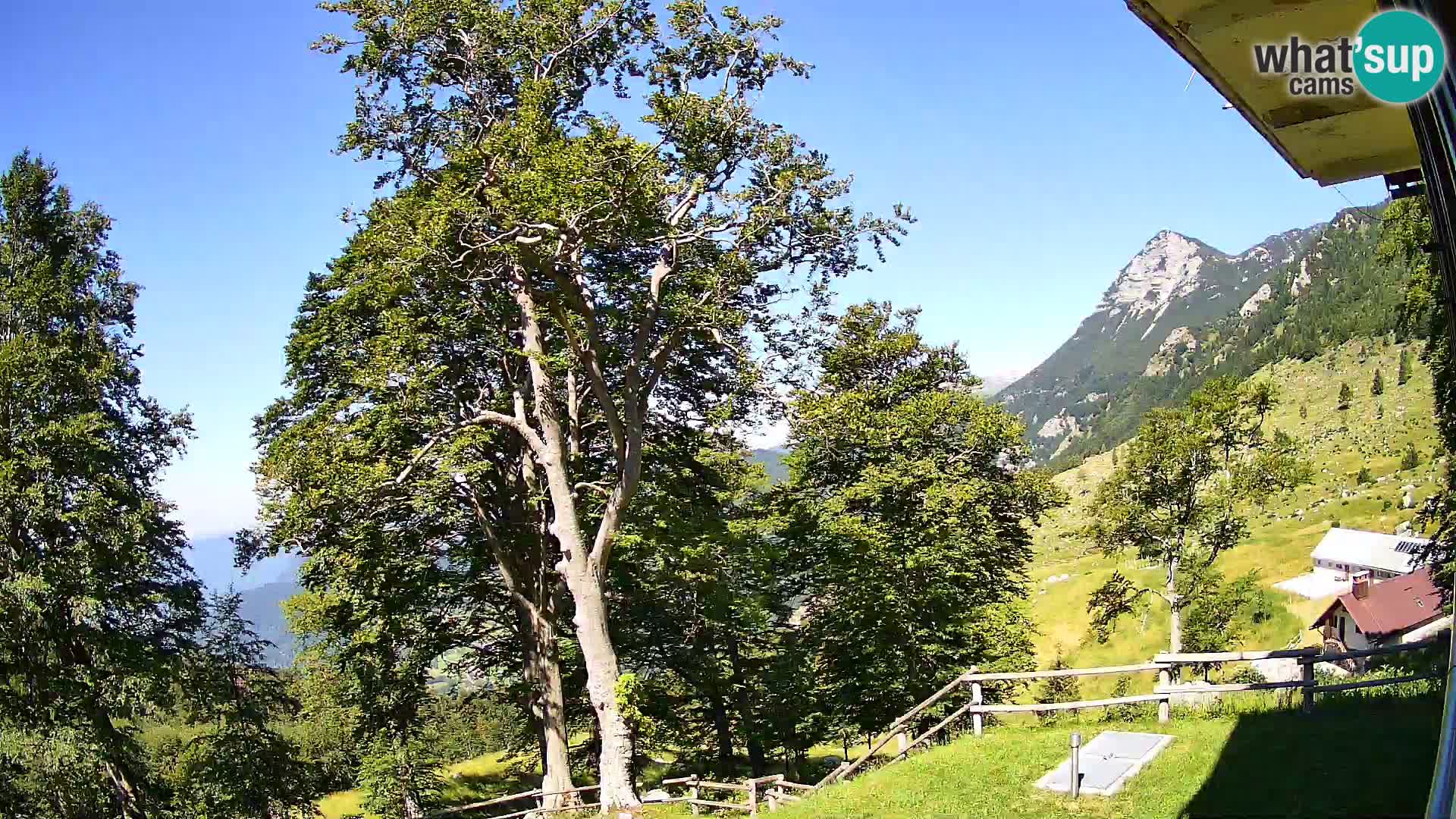 Cámara en vivo de la cabaña de montaña Planina Razor (1315) | vista hacia Tolminski Migovec