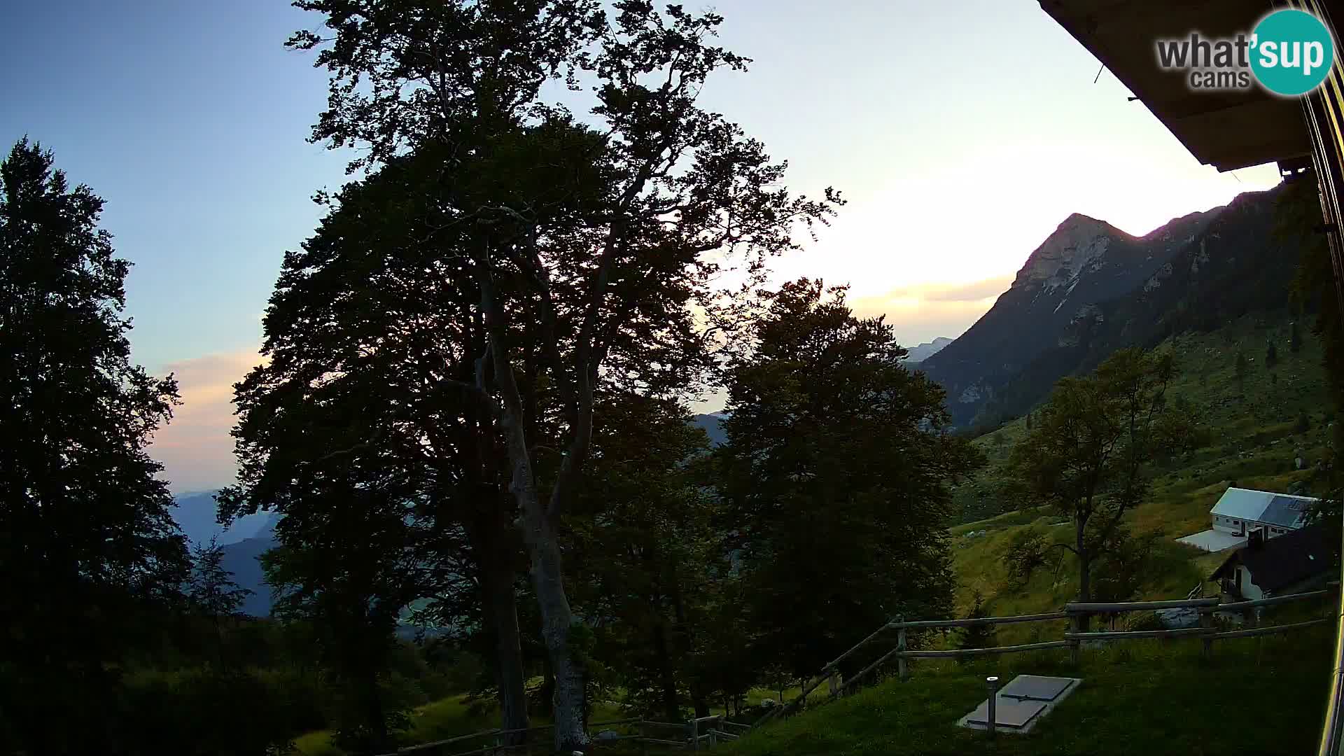 Planina Razor Bergütte Webcam (1315) | Blick auf Tolminski Migovec