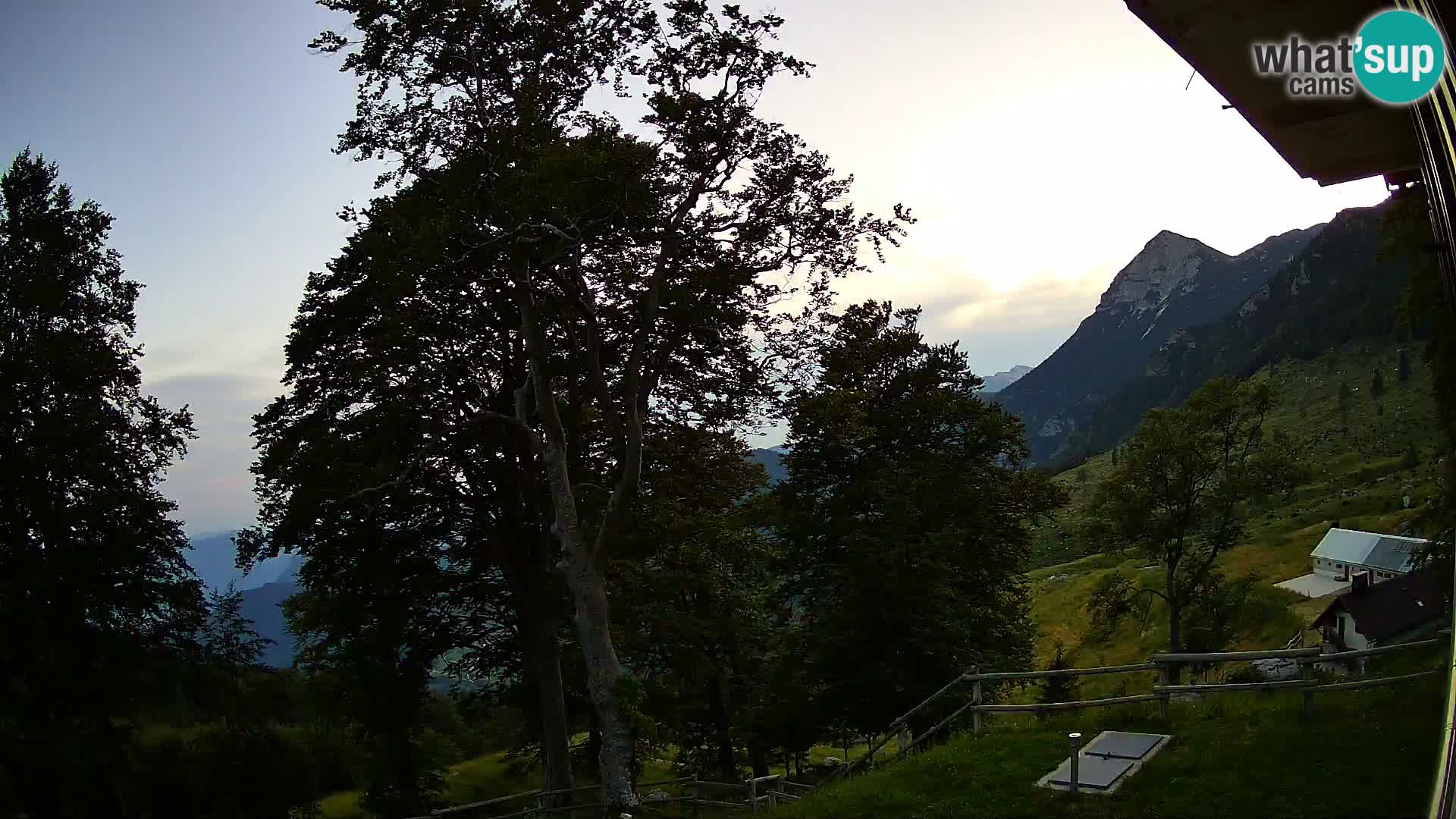 Koča na Planini Razor spletna kamera (1315) | Pogled na Tolminski Migovec