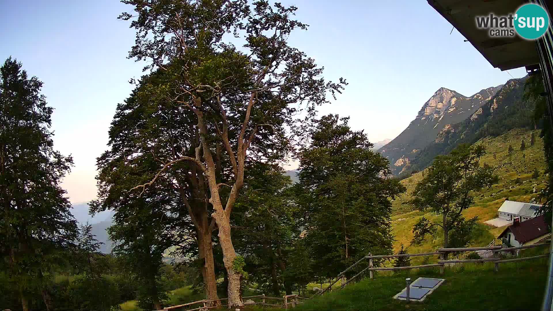 Cámara en vivo de la cabaña de montaña Planina Razor (1315) | vista hacia Tolminski Migovec