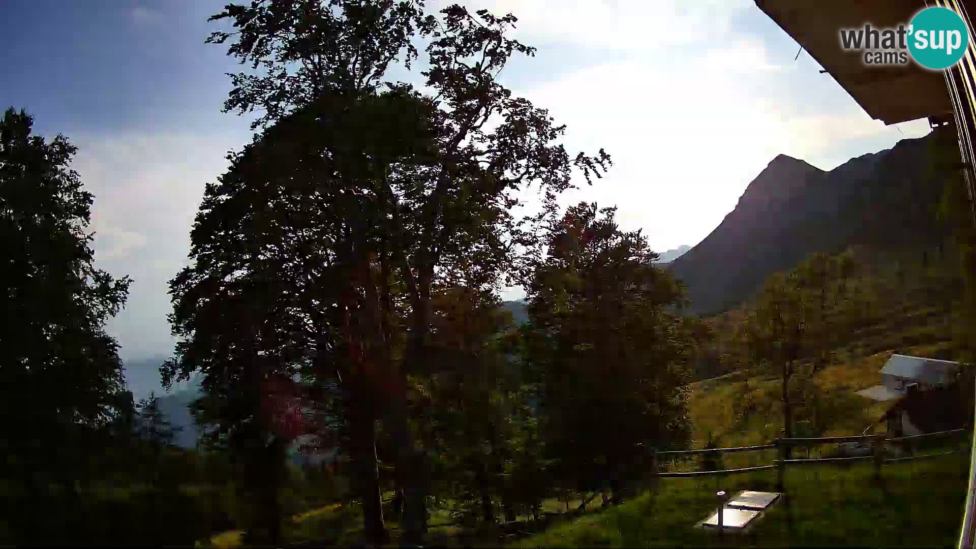 Cámara en vivo de la cabaña de montaña Planina Razor (1315) | vista hacia Tolminski Migovec